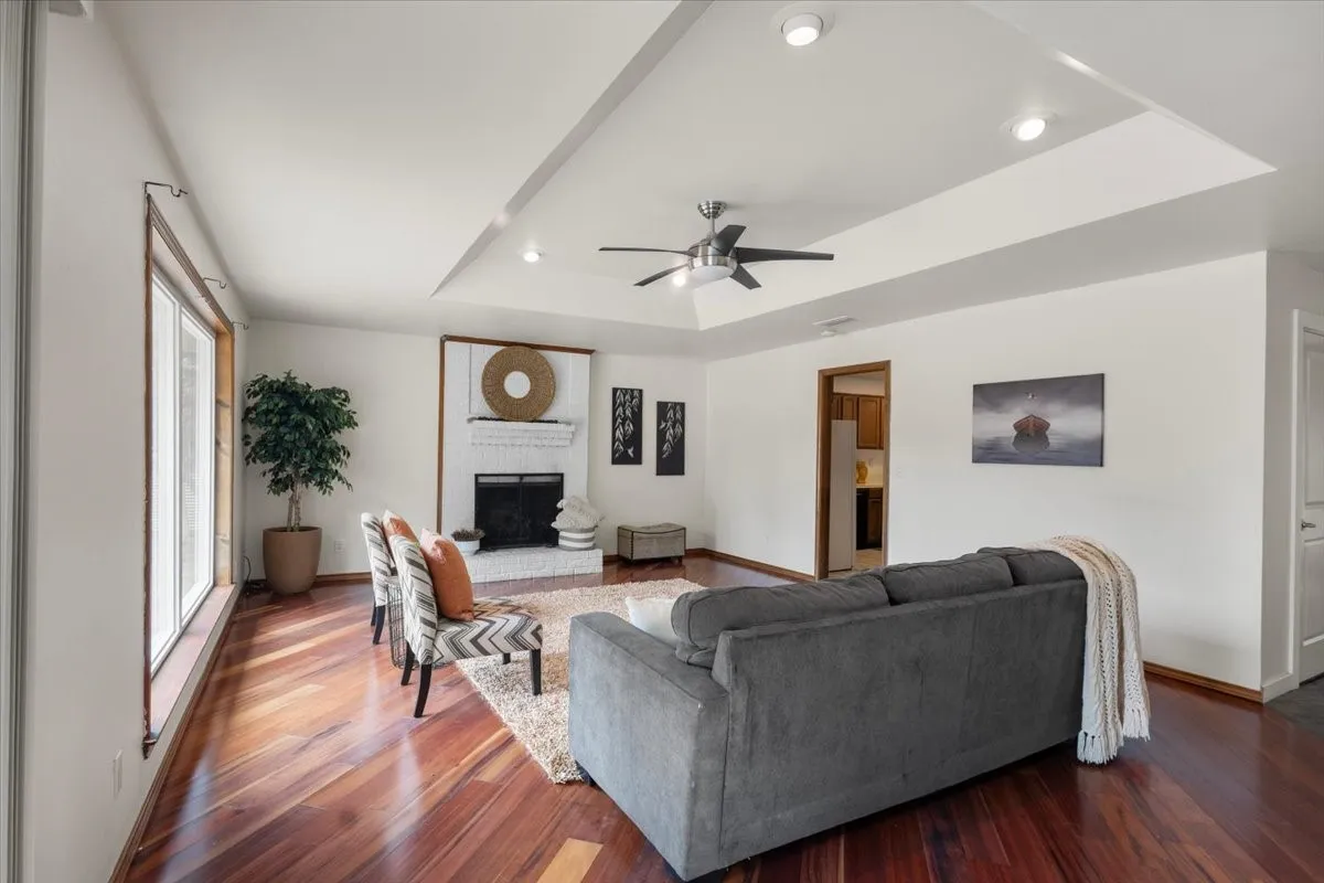 Single Family Residence For Sale in Smith County , 306 Lone Star Lane, Hideaway, Texas 75771, 3 Bedroom, 2 Bathroom, 2 Garage spaces, 1,793 Sqft, built in 1984, mls#21379590, Real Estate Agent in Hideaway, Homes For Sale in Smith county, Homes For Sale in Hideaway, Realtor in Hideaway Texas, Real Estate Brokerage Independent Realty Texas, Luminita Cordes Realtor