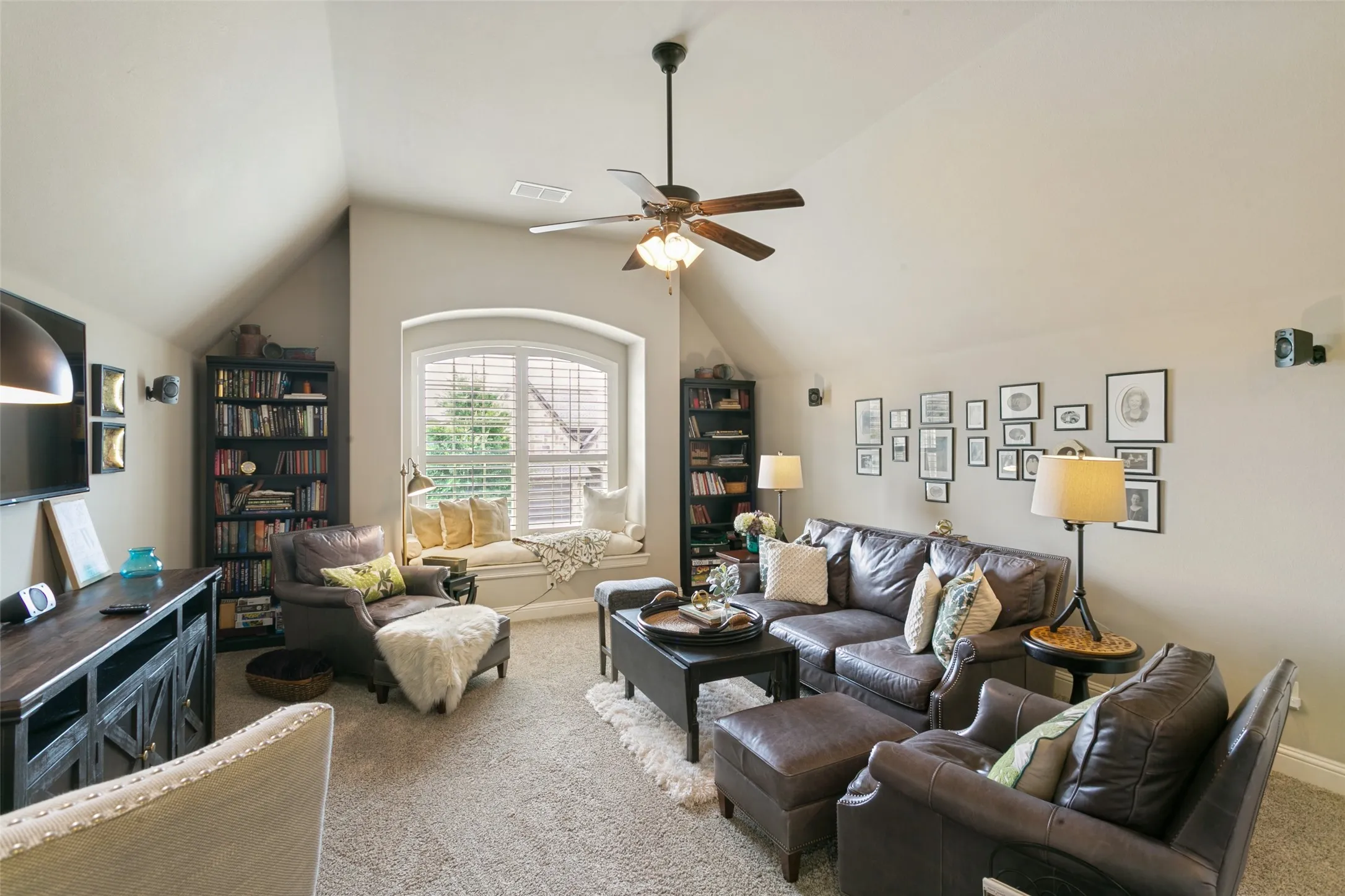 Single Family Residence For Rent in Denton County , 417 Chestnut Lane, Roanoke, Texas 76262, 4 Bedroom, 3 Bathroom, 2 Garage spaces, 2,689 Sqft, built in 2015, mls#21379596, Real Estate Agent in Roanoke, Homes For Rent in Denton county, Homes For Rent in Roanoke, Realtor in Roanoke Texas, Real Estate Brokerage Independent Realty Texas, Luminita Cordes Realtor