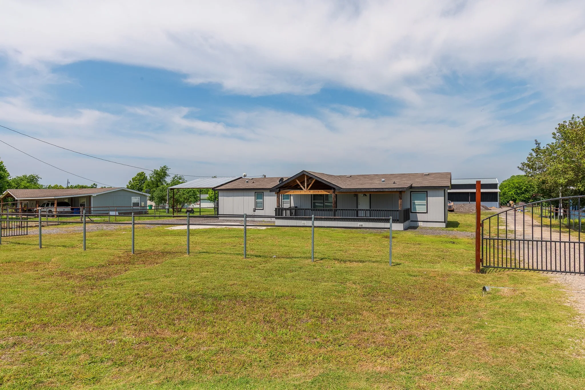 Mobile Home For Sale in Collin County , 4622 County Road 1081, Princeton, Texas 75407, 3 Bedroom, 2 Bathroom, Garage spaces, 1,904 Sqft, built in 1998, mls#21379549, Real Estate Agent in Princeton, Homes For Sale in Collin county, Homes For Sale in Princeton, Realtor in Princeton Texas, Real Estate Brokerage Independent Realty Texas, Luminita Cordes Realtor