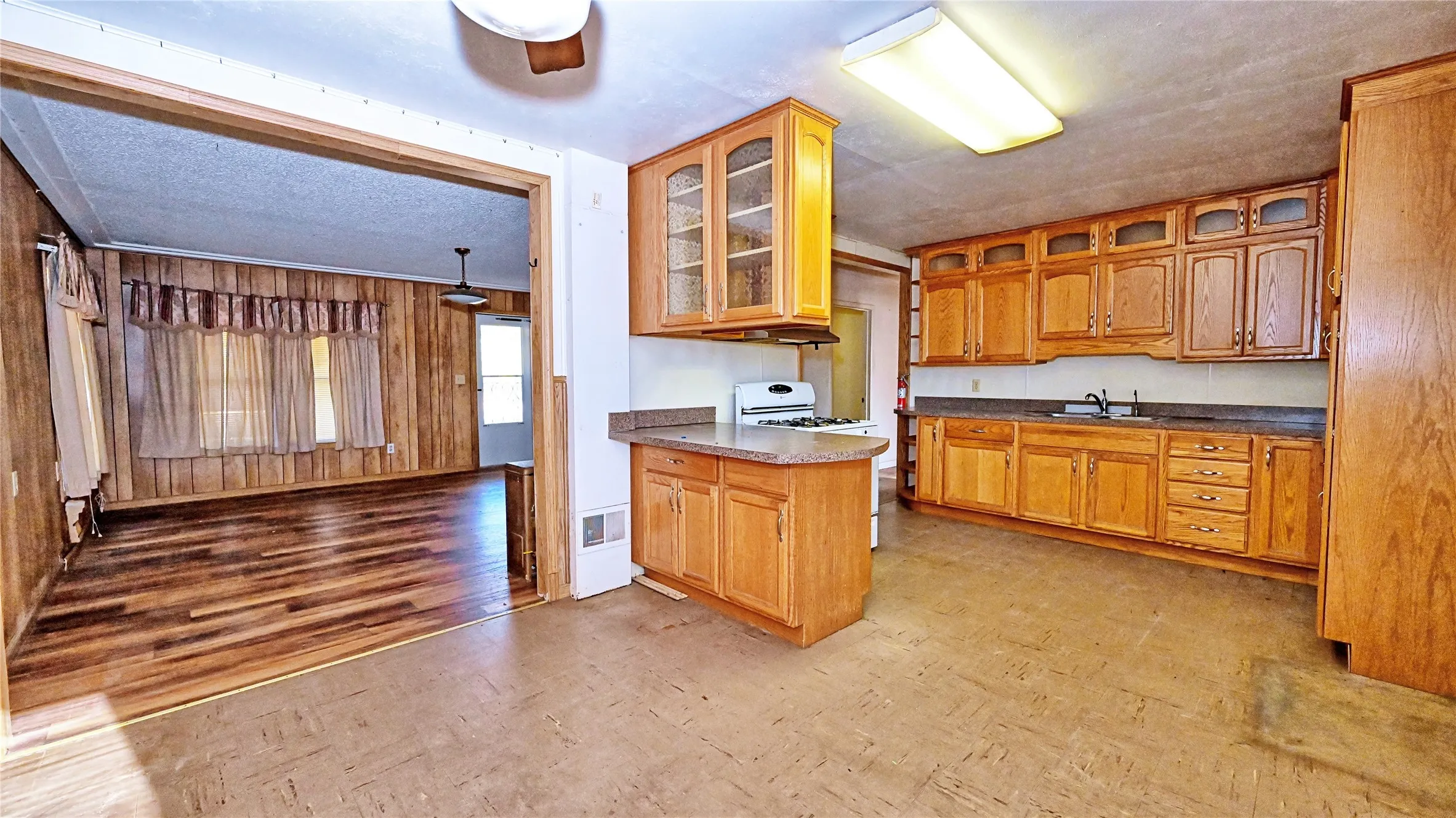 Single Family Residence For Sale in Montague County , 5423 Fm 1956, Nocona, Texas 76255, 4 Bedroom, 2 Bathroom, Garage spaces, 1,620 Sqft, built in 1955, mls#21369687, Real Estate Agent in Nocona, Homes For Sale in Montague county, Homes For Sale in Nocona, Realtor in Nocona Texas, Real Estate Brokerage Independent Realty Texas, Luminita Cordes Realtor