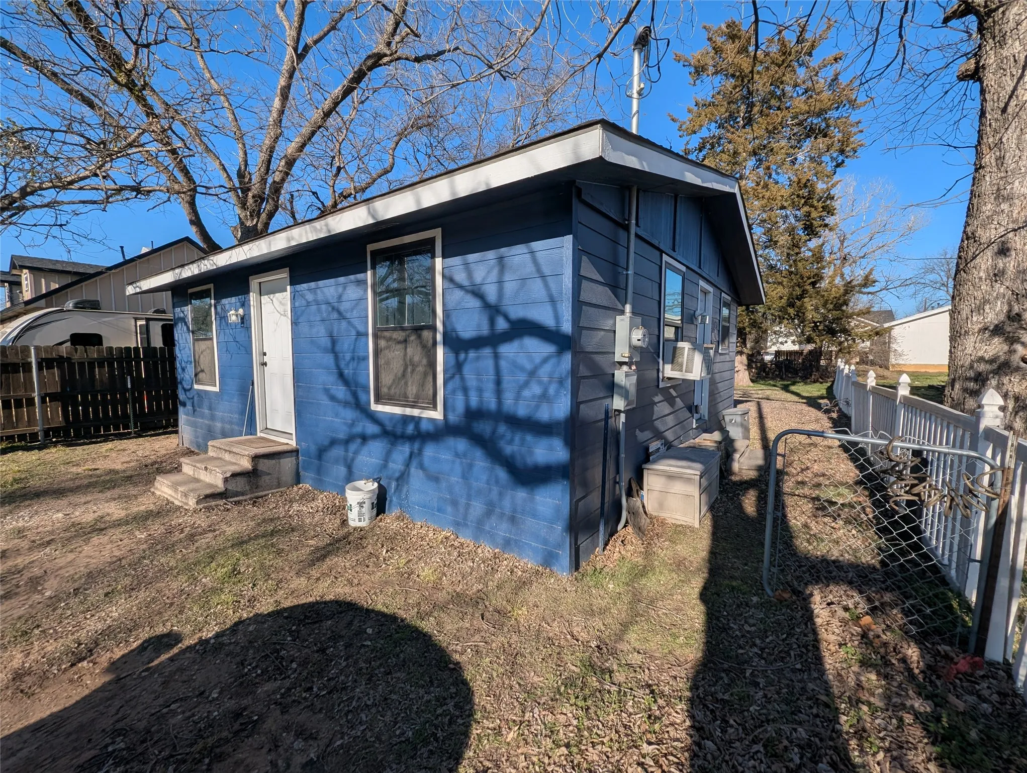 Single Family Residence For Sale in Johnson County , 203 S Kouns Street, Cleburne, Texas 76031, 1 Bedroom, 1 Bathroom, Garage spaces, 624 Sqft, built in 1945, mls#21379609, Real Estate Agent in Cleburne, Homes For Sale in Johnson county, Homes For Sale in Cleburne, Realtor in Cleburne Texas, Real Estate Brokerage Independent Realty Texas, Luminita Cordes Realtor