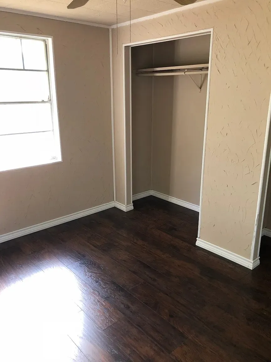 Single Family Residence For Sale in Johnson County , 203 S Kouns Street, Cleburne, Texas 76031, 1 Bedroom, 1 Bathroom, Garage spaces, 624 Sqft, built in 1945, mls#21379609, Real Estate Agent in Cleburne, Homes For Sale in Johnson county, Homes For Sale in Cleburne, Realtor in Cleburne Texas, Real Estate Brokerage Independent Realty Texas, Luminita Cordes Realtor