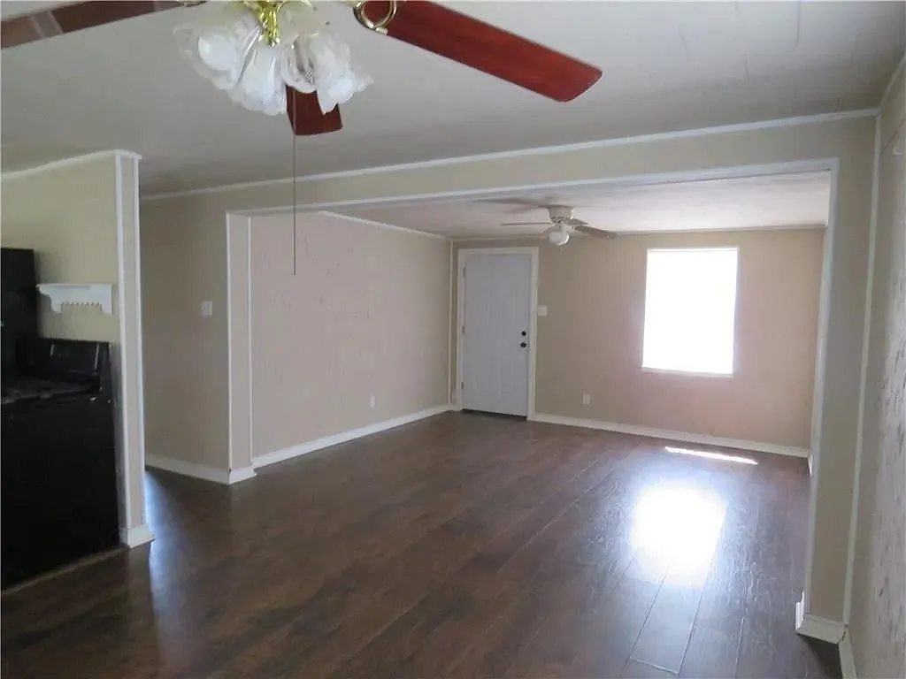 Single Family Residence For Sale in Johnson County , 203 S Kouns Street, Cleburne, Texas 76031, 1 Bedroom, 1 Bathroom, Garage spaces, 624 Sqft, built in 1945, mls#21379609, Real Estate Agent in Cleburne, Homes For Sale in Johnson county, Homes For Sale in Cleburne, Realtor in Cleburne Texas, Real Estate Brokerage Independent Realty Texas, Luminita Cordes Realtor