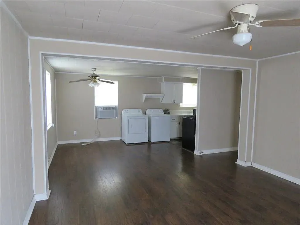 Single Family Residence For Sale in Johnson County , 203 S Kouns Street, Cleburne, Texas 76031, 1 Bedroom, 1 Bathroom, Garage spaces, 624 Sqft, built in 1945, mls#21379609, Real Estate Agent in Cleburne, Homes For Sale in Johnson county, Homes For Sale in Cleburne, Realtor in Cleburne Texas, Real Estate Brokerage Independent Realty Texas, Luminita Cordes Realtor