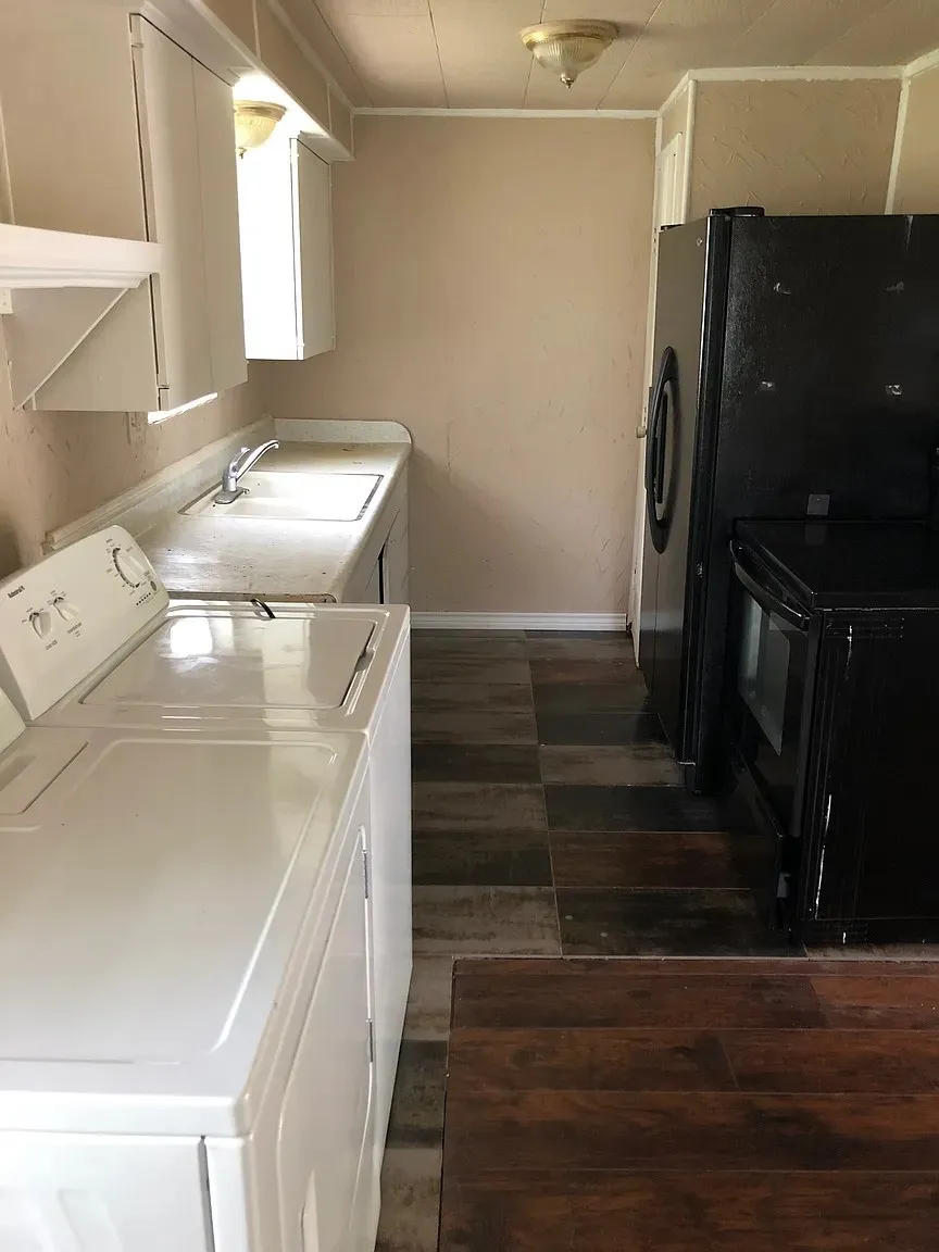 Single Family Residence For Sale in Johnson County , 203 S Kouns Street, Cleburne, Texas 76031, 1 Bedroom, 1 Bathroom, Garage spaces, 624 Sqft, built in 1945, mls#21379609, Real Estate Agent in Cleburne, Homes For Sale in Johnson county, Homes For Sale in Cleburne, Realtor in Cleburne Texas, Real Estate Brokerage Independent Realty Texas, Luminita Cordes Realtor