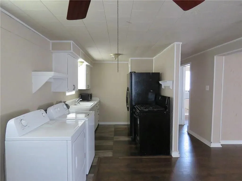 Single Family Residence For Sale in Johnson County , 203 S Kouns Street, Cleburne, Texas 76031, 1 Bedroom, 1 Bathroom, Garage spaces, 624 Sqft, built in 1945, mls#21379609, Real Estate Agent in Cleburne, Homes For Sale in Johnson county, Homes For Sale in Cleburne, Realtor in Cleburne Texas, Real Estate Brokerage Independent Realty Texas, Luminita Cordes Realtor