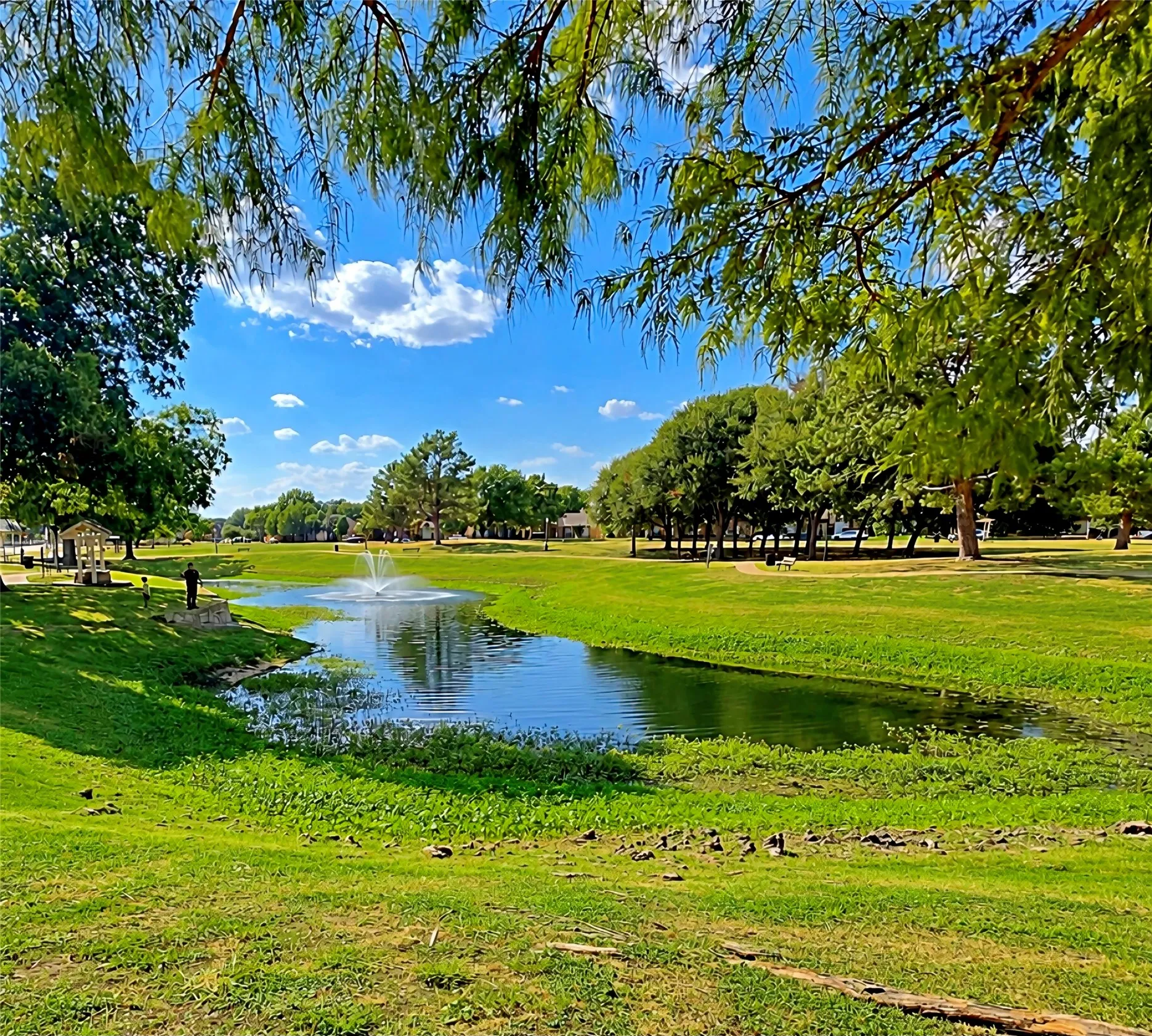 Just a five-minute walking to Bradford Park and the lake, offering scenic trails, picnic areas, and a peaceful outdoor setting for walking, relaxing, and enjoying nature.
