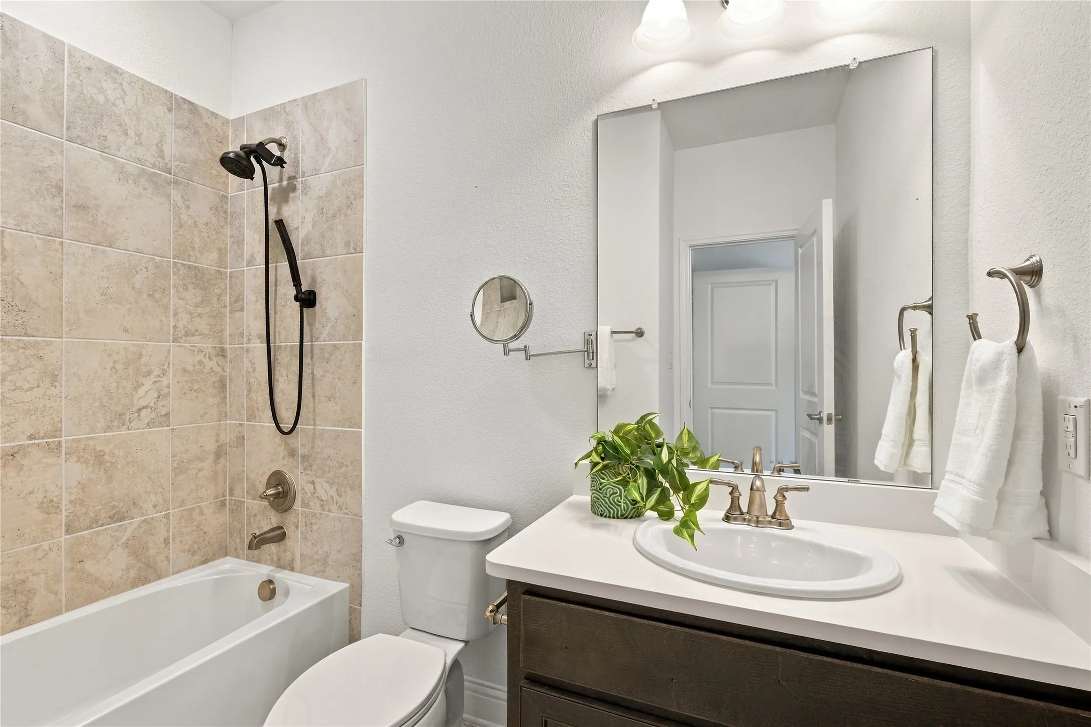 Upstairs ensuite bathroom