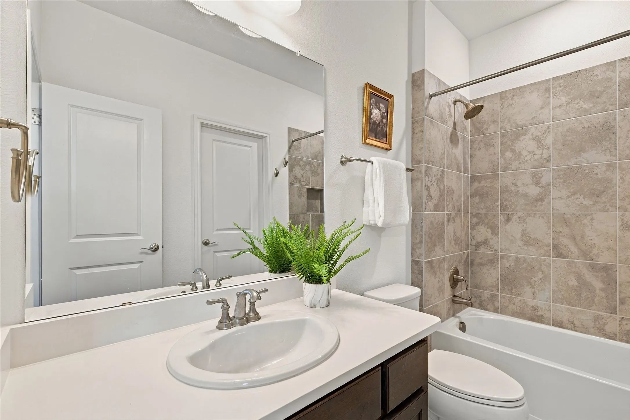Upstairs ensuite bathroom