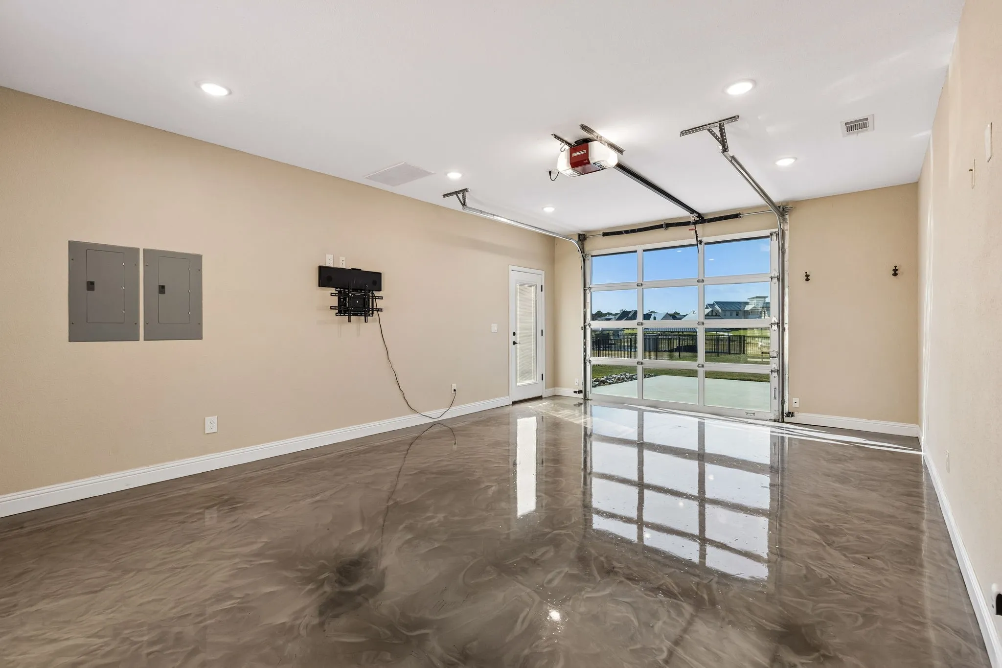 Roll up door with opener. Game room, gym, so many things you can do with this space.