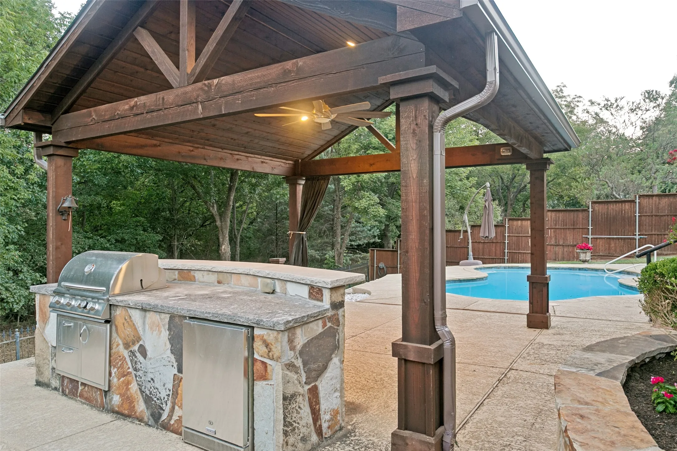 Single Family Residence For Sale in Denton County , 2212 Creek Crossing Drive, Corinth, Texas 76210, 4 Bedroom, 3 Bathroom, 3 Garage spaces, 3,065 Sqft, built in 2004, mls#21379526, Real Estate Agent in Corinth, Homes For Sale in Denton county, Homes For Sale in Corinth, Realtor in Corinth Texas, Real Estate Brokerage Independent Realty Texas, Luminita Cordes Realtor