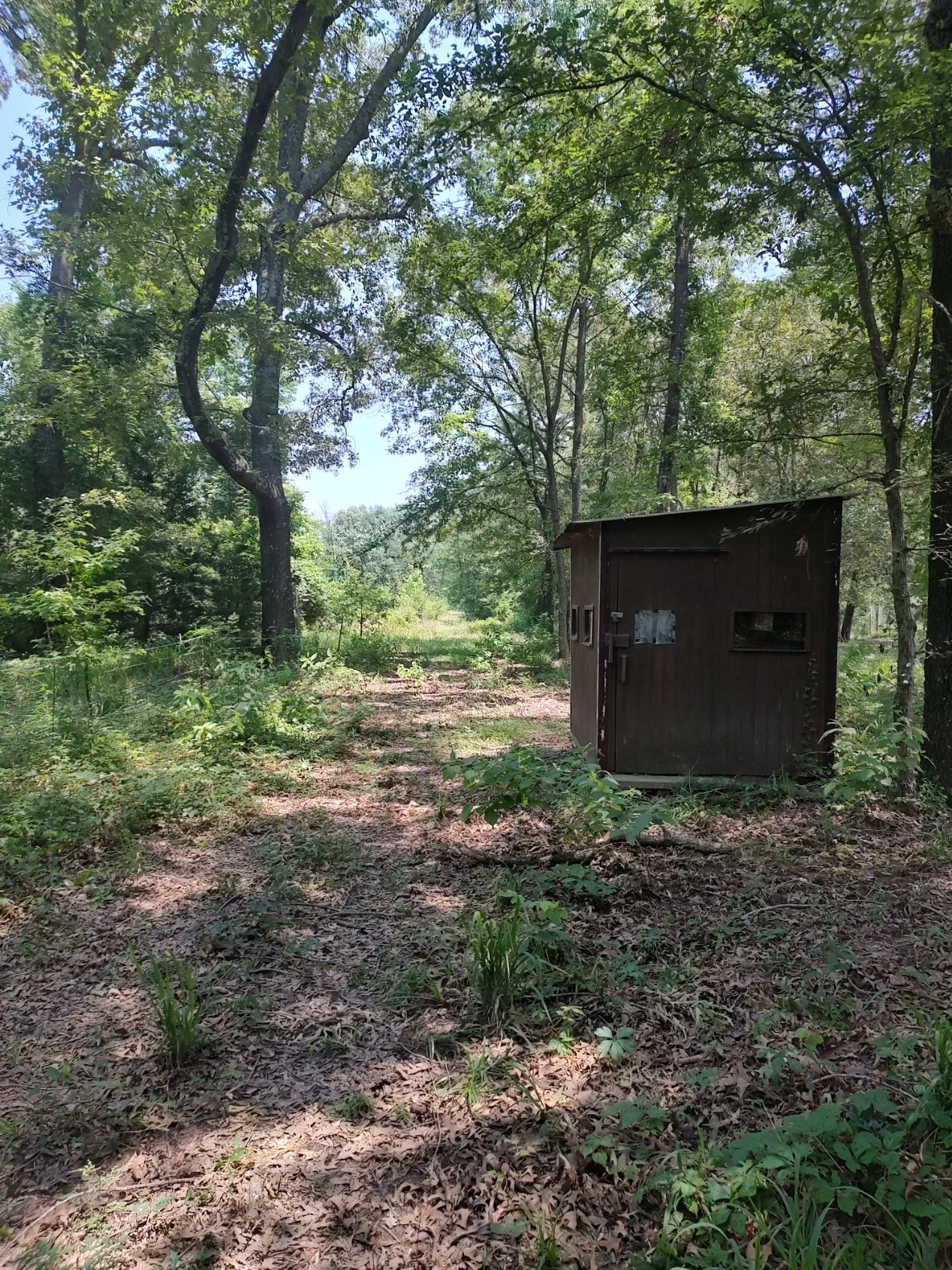 4 X 8 deer stand stays with property.
