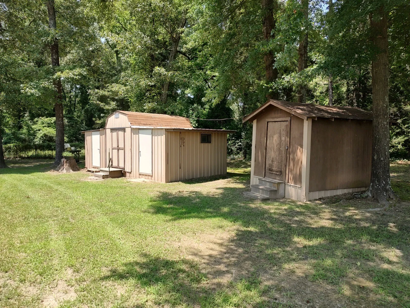 Triple storage unit with electricity and single storage unit with electricity.