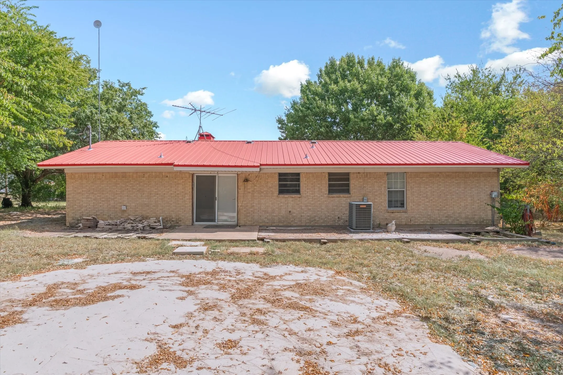 Single Family Residence For Sale in Van Zandt County , 152 Vz County Road 3404, Wills Point, Texas 75169, 3 Bedroom, 1 Bathroom, Garage spaces, 1,425 Sqft, built in 1979, mls#21373681, Real Estate Agent in Wills Point, Homes For Sale in Van Zandt county, Homes For Sale in Wills Point, Realtor in Wills Point Texas, Real Estate Brokerage Independent Realty Texas, Luminita Cordes Realtor