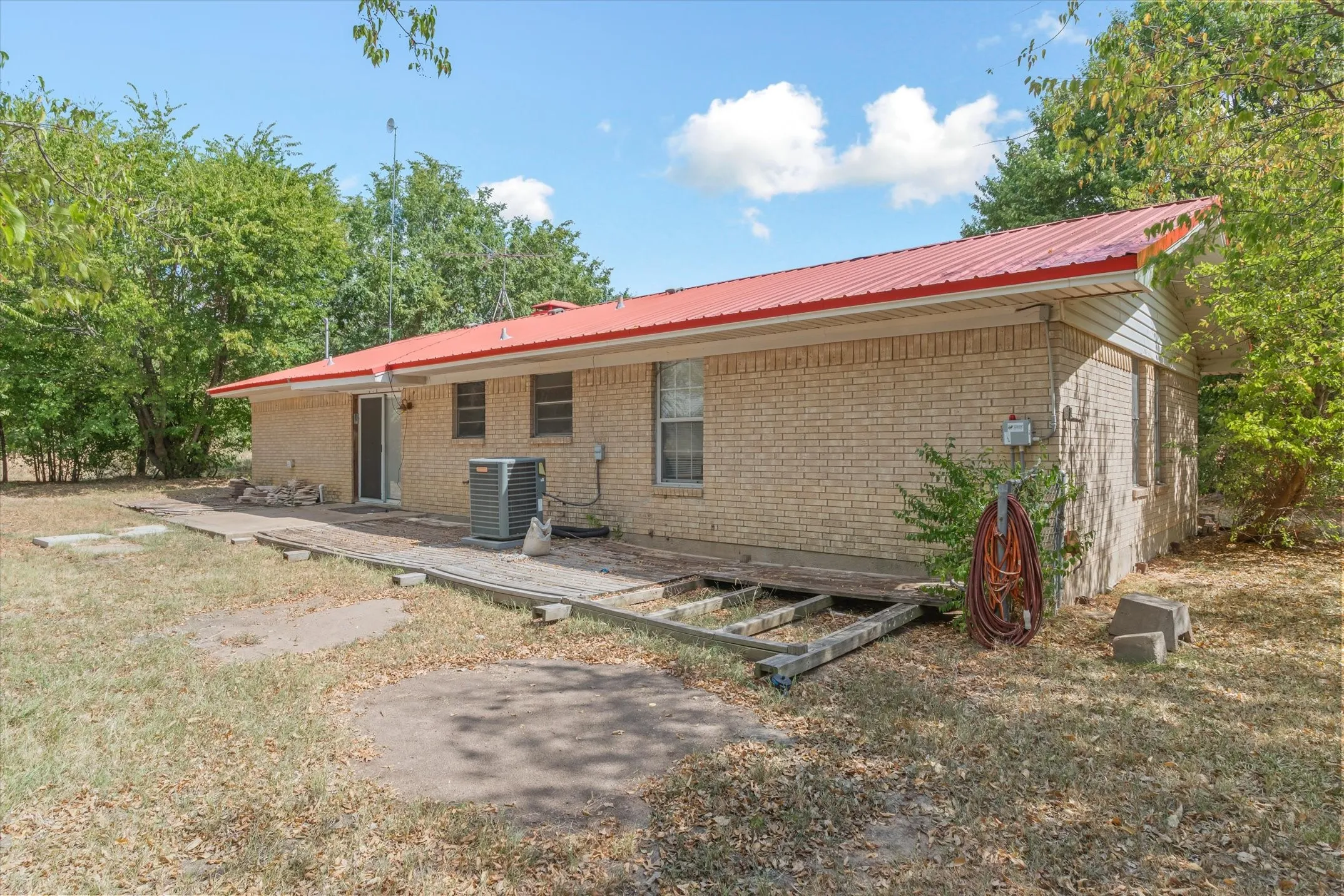 Single Family Residence For Sale in Van Zandt County , 152 Vz County Road 3404, Wills Point, Texas 75169, 3 Bedroom, 1 Bathroom, Garage spaces, 1,425 Sqft, built in 1979, mls#21373681, Real Estate Agent in Wills Point, Homes For Sale in Van Zandt county, Homes For Sale in Wills Point, Realtor in Wills Point Texas, Real Estate Brokerage Independent Realty Texas, Luminita Cordes Realtor