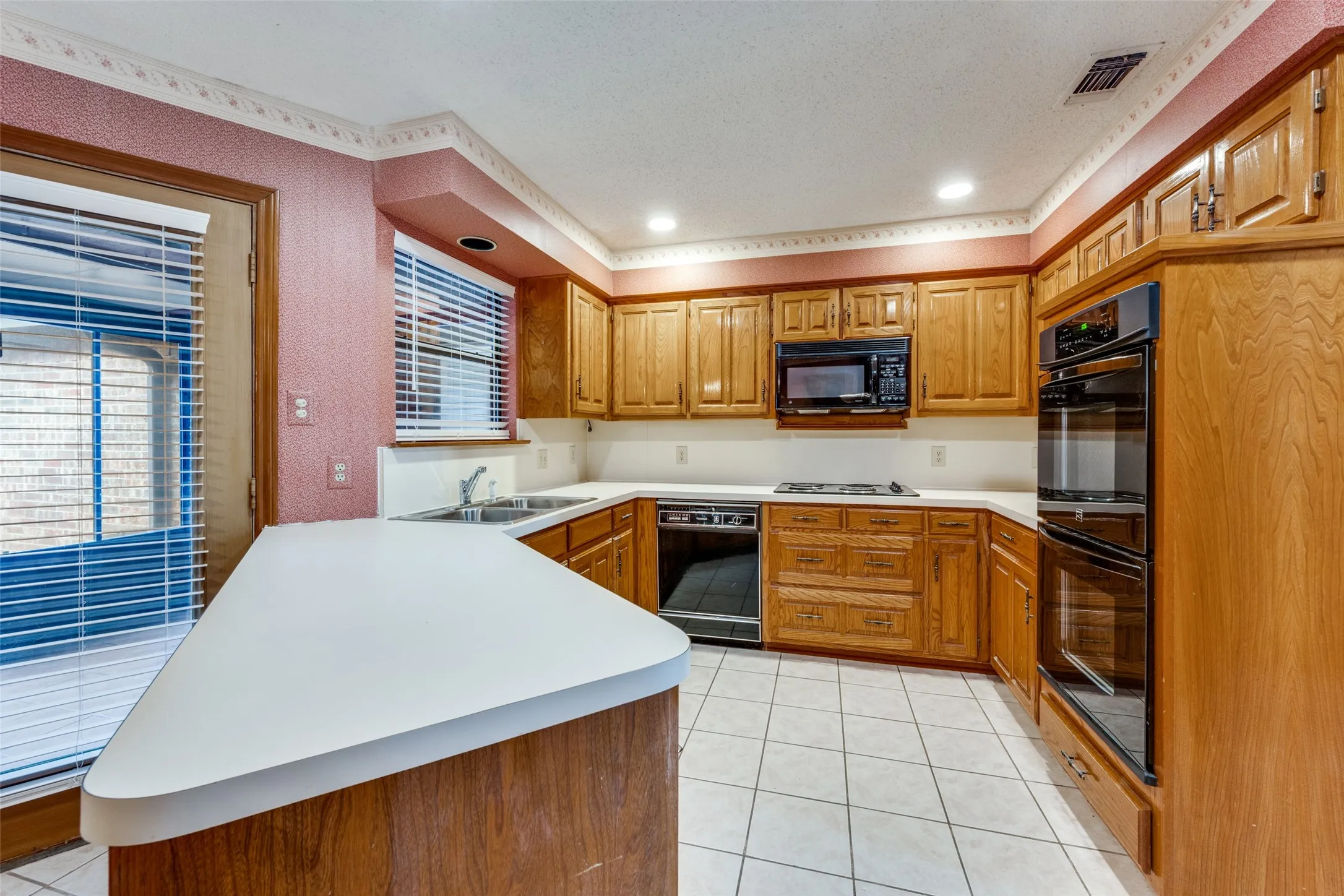 Single Family Residence For Sale in Tarrant County , 4307 Waycross Drive, Arlington, Texas 76016, 3 Bedroom, 3 Bathroom, 2 Garage spaces, 2,396 Sqft, built in 1983, mls#21379624, Real Estate Agent in Arlington, Homes For Sale in Tarrant county, Homes For Sale in Arlington, Realtor in Arlington Texas, Real Estate Brokerage Independent Realty Texas, Luminita Cordes Realtor