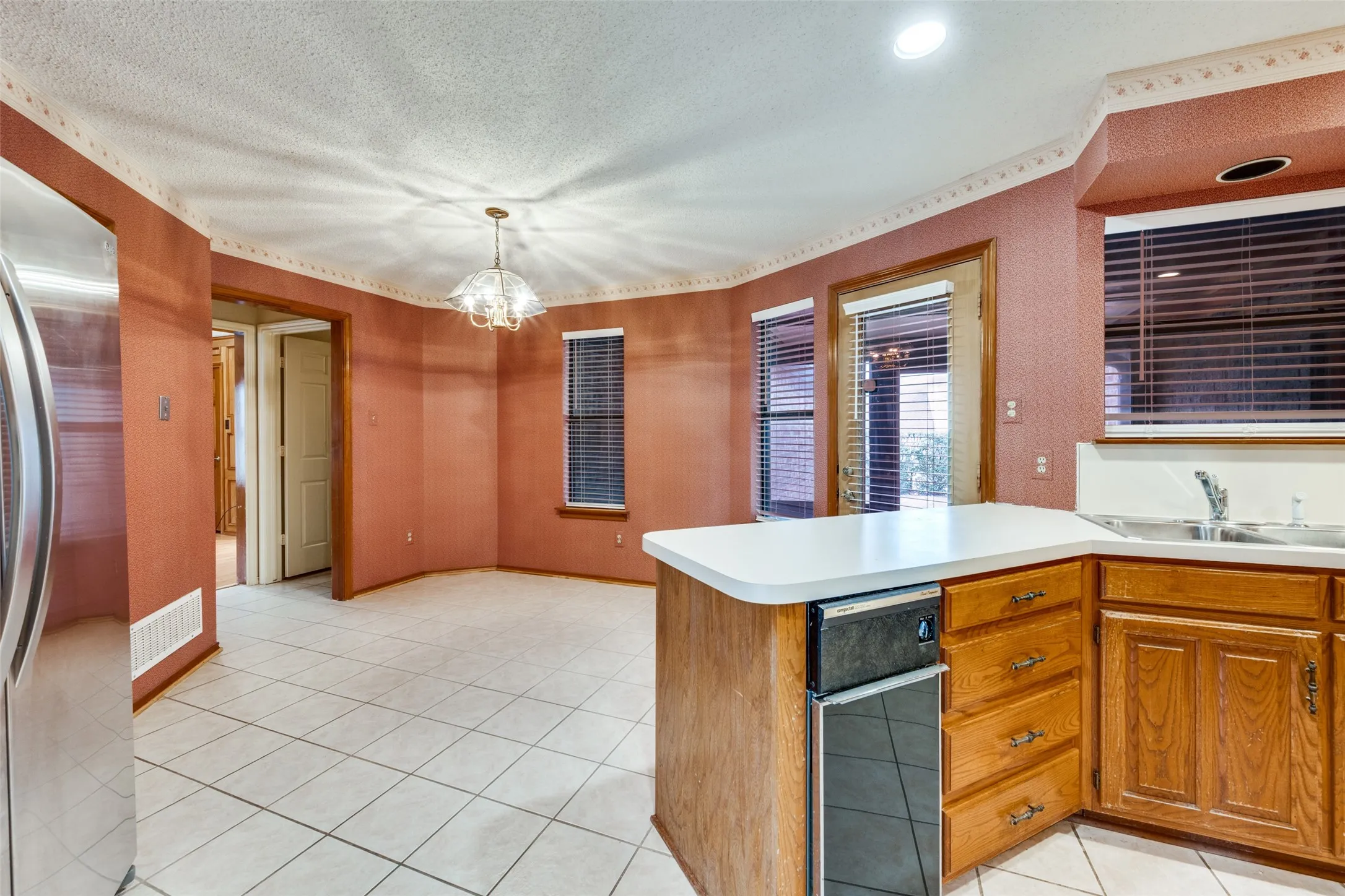 Single Family Residence For Sale in Tarrant County , 4307 Waycross Drive, Arlington, Texas 76016, 3 Bedroom, 3 Bathroom, 2 Garage spaces, 2,396 Sqft, built in 1983, mls#21379624, Real Estate Agent in Arlington, Homes For Sale in Tarrant county, Homes For Sale in Arlington, Realtor in Arlington Texas, Real Estate Brokerage Independent Realty Texas, Luminita Cordes Realtor