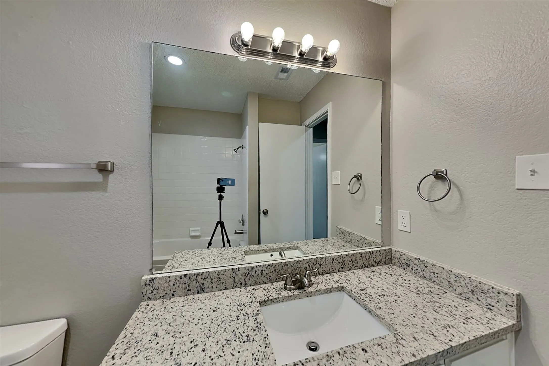 Single Family Residence For Rent in Tarrant County , 8228 Willis Lane, Watauga, Texas 76148, 3 Bedroom, 2 Bathroom, 2 Garage spaces, 1,461 Sqft, built in 1986, mls#21379628, Real Estate Agent in Watauga, Homes For Rent in Tarrant county, Homes For Rent in Watauga, Realtor in Watauga Texas, Real Estate Brokerage Independent Realty Texas, Luminita Cordes Realtor