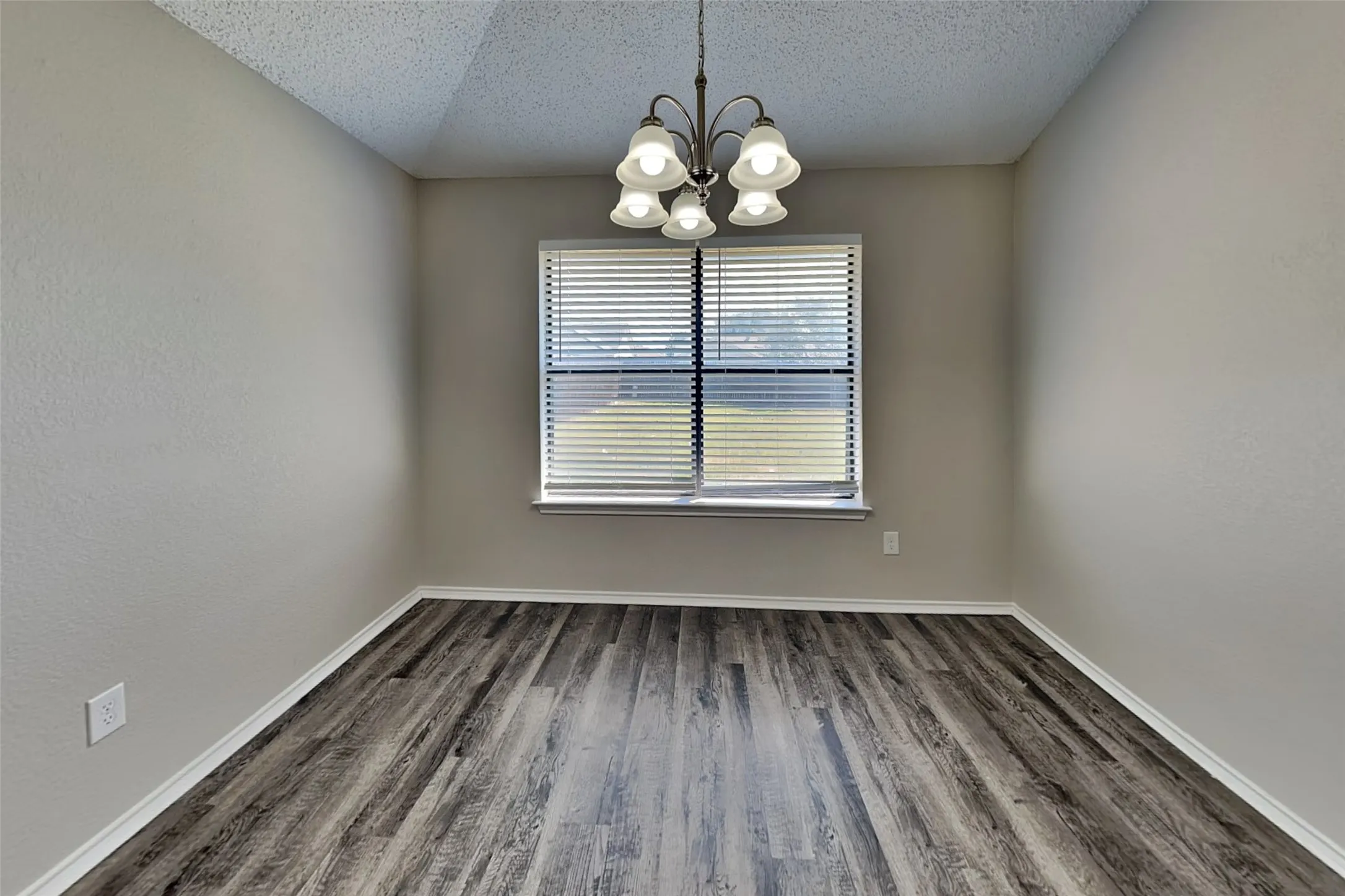 Single Family Residence For Rent in Tarrant County , 8228 Willis Lane, Watauga, Texas 76148, 3 Bedroom, 2 Bathroom, 2 Garage spaces, 1,461 Sqft, built in 1986, mls#21379628, Real Estate Agent in Watauga, Homes For Rent in Tarrant county, Homes For Rent in Watauga, Realtor in Watauga Texas, Real Estate Brokerage Independent Realty Texas, Luminita Cordes Realtor