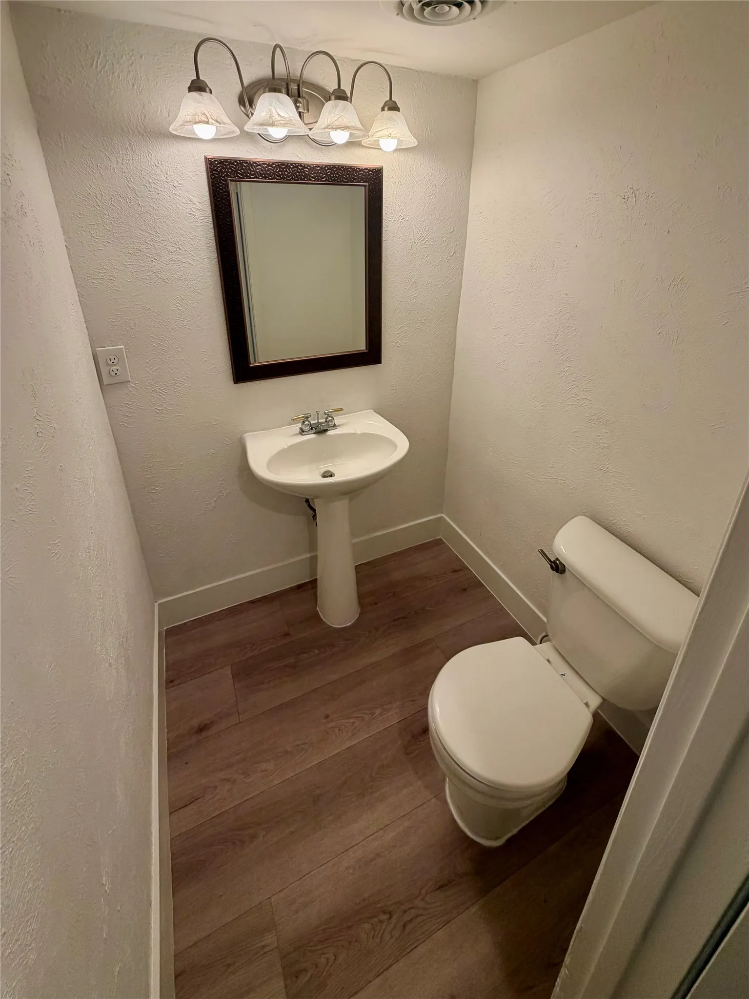 Condominium For Sale in Dallas County , 6620 Eastridge Drive 125, Dallas, Texas 75231, 2 Bedroom, 3 Bathroom, Garage spaces, 1,509 Sqft, built in 1970, mls#21379608, Real Estate Agent in Dallas, Homes For Sale in Dallas county, Homes For Sale in Dallas, Realtor in Dallas Texas, Real Estate Brokerage Independent Realty Texas, Luminita Cordes Realtor