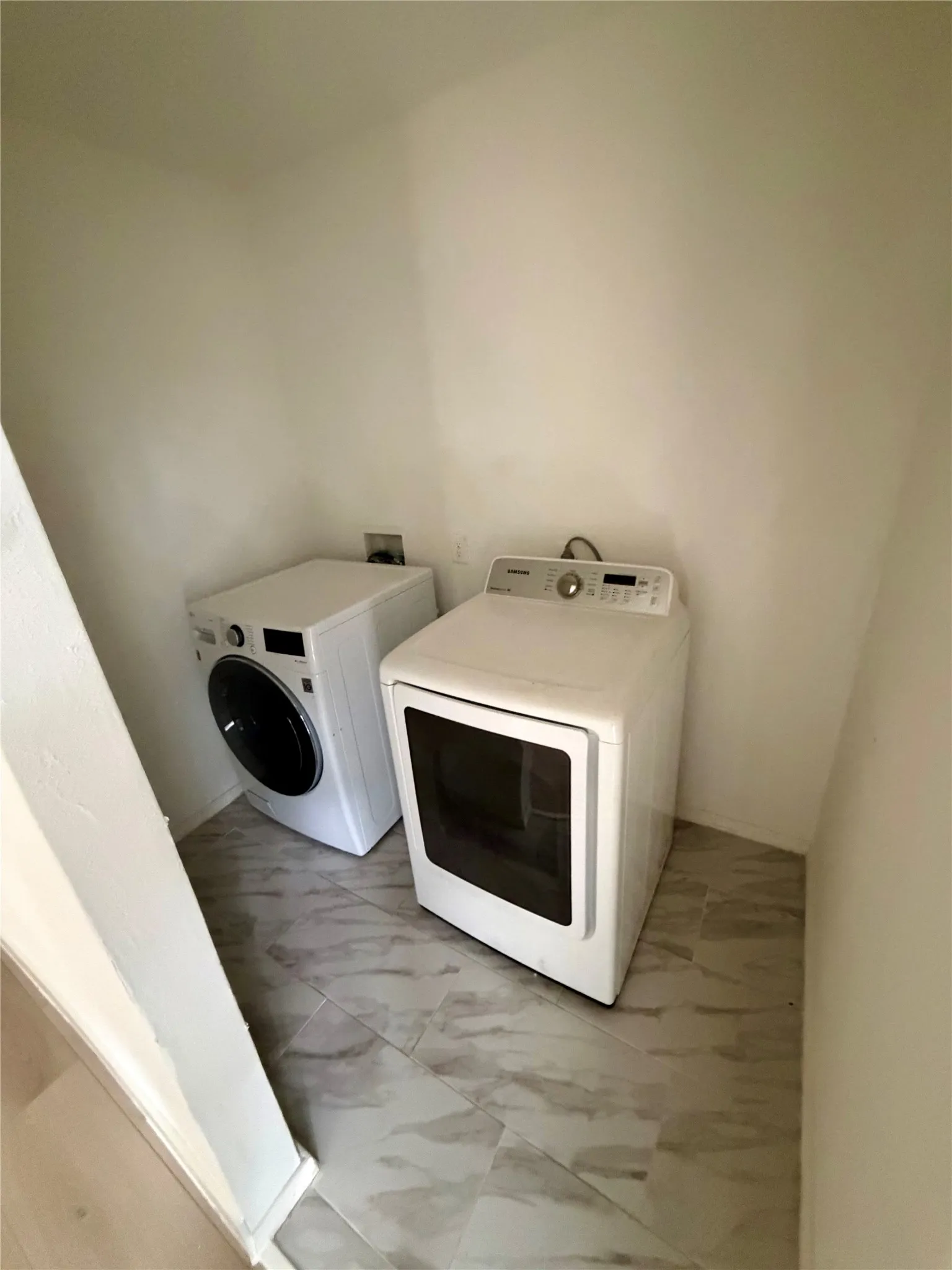 Condominium For Sale in Dallas County , 6620 Eastridge Drive 125, Dallas, Texas 75231, 2 Bedroom, 3 Bathroom, Garage spaces, 1,509 Sqft, built in 1970, mls#21379608, Real Estate Agent in Dallas, Homes For Sale in Dallas county, Homes For Sale in Dallas, Realtor in Dallas Texas, Real Estate Brokerage Independent Realty Texas, Luminita Cordes Realtor