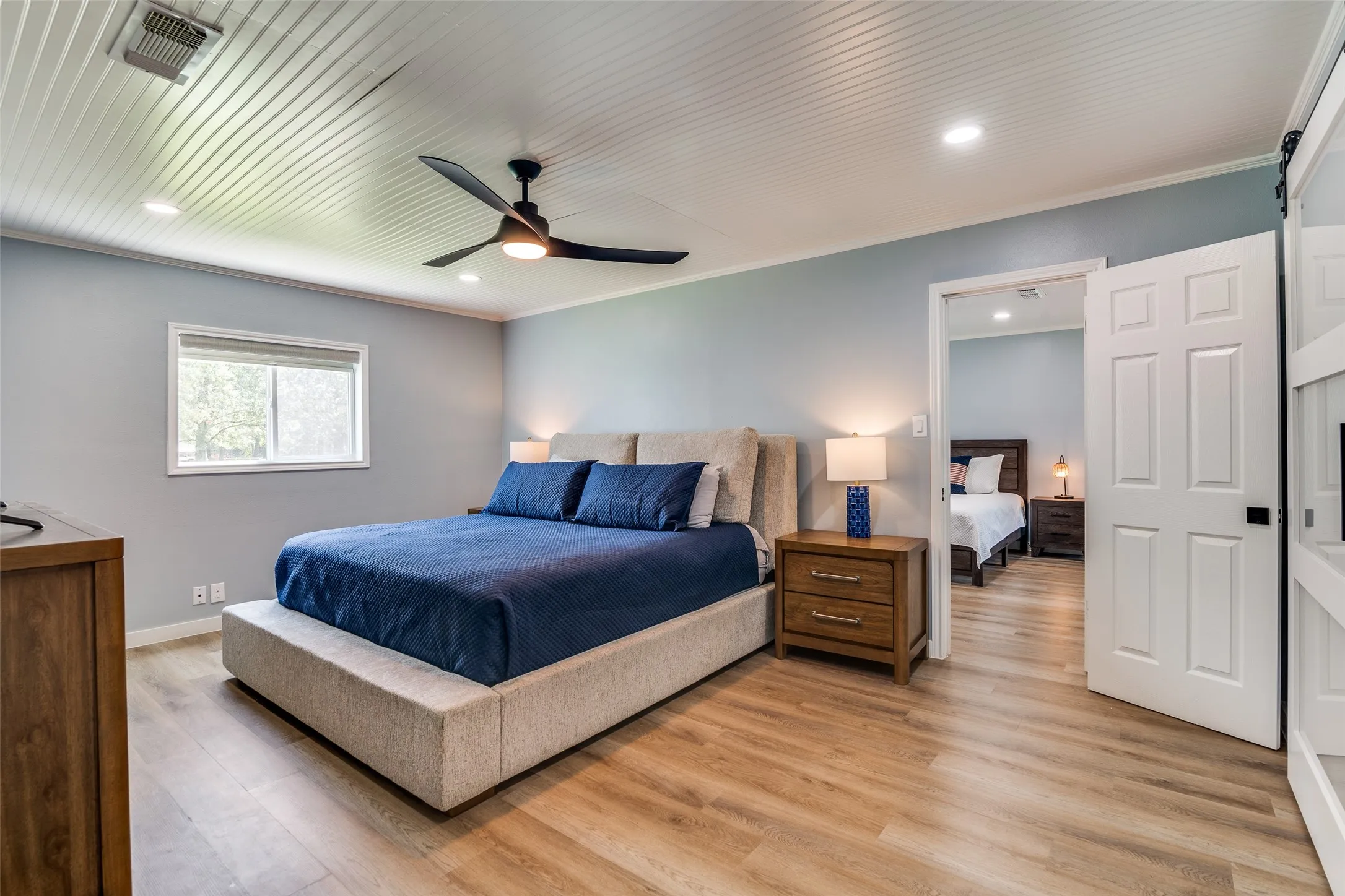 Recessed lighting, wood-finish flooring, a contemporary ceiling fan, and a paneled ceiling