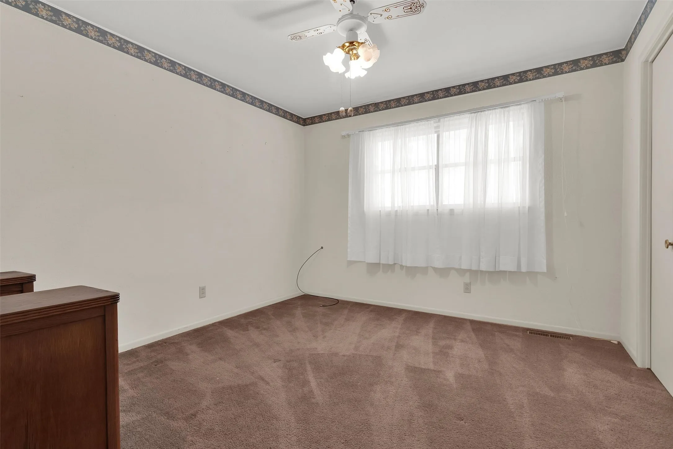 Single Family Residence For Sale in Grayson County , 1520 W Main Street, Denison, Texas 75020, 3 Bedroom, 3 Bathroom, 2 Garage spaces, 2,982 Sqft, built in 1967, mls#21373729, Real Estate Agent in Denison, Homes For Sale in Grayson county, Homes For Sale in Denison, Realtor in Denison Texas, Real Estate Brokerage Independent Realty Texas, Luminita Cordes Realtor