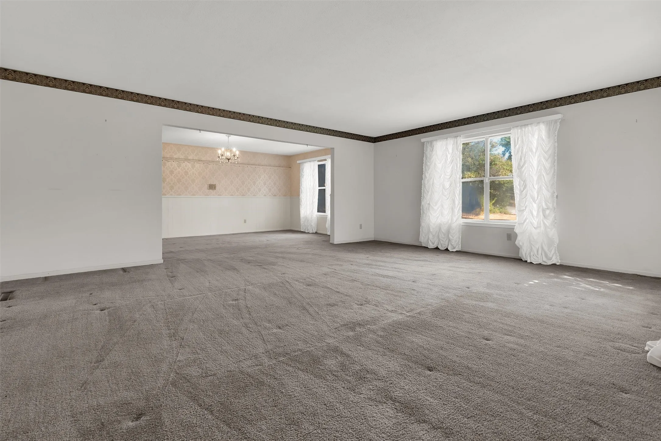 Single Family Residence For Sale in Grayson County , 1520 W Main Street, Denison, Texas 75020, 3 Bedroom, 3 Bathroom, 2 Garage spaces, 2,982 Sqft, built in 1967, mls#21373729, Real Estate Agent in Denison, Homes For Sale in Grayson county, Homes For Sale in Denison, Realtor in Denison Texas, Real Estate Brokerage Independent Realty Texas, Luminita Cordes Realtor