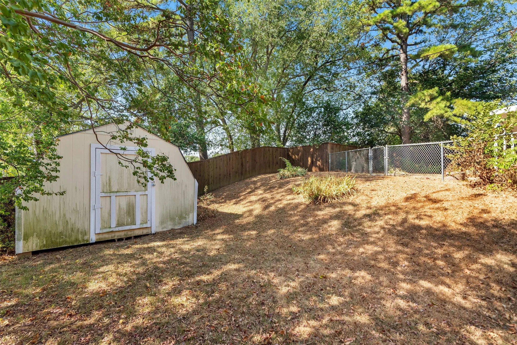 Single Family Residence For Sale in Grayson County , 1520 W Main Street, Denison, Texas 75020, 3 Bedroom, 3 Bathroom, 2 Garage spaces, 2,982 Sqft, built in 1967, mls#21373729, Real Estate Agent in Denison, Homes For Sale in Grayson county, Homes For Sale in Denison, Realtor in Denison Texas, Real Estate Brokerage Independent Realty Texas, Luminita Cordes Realtor