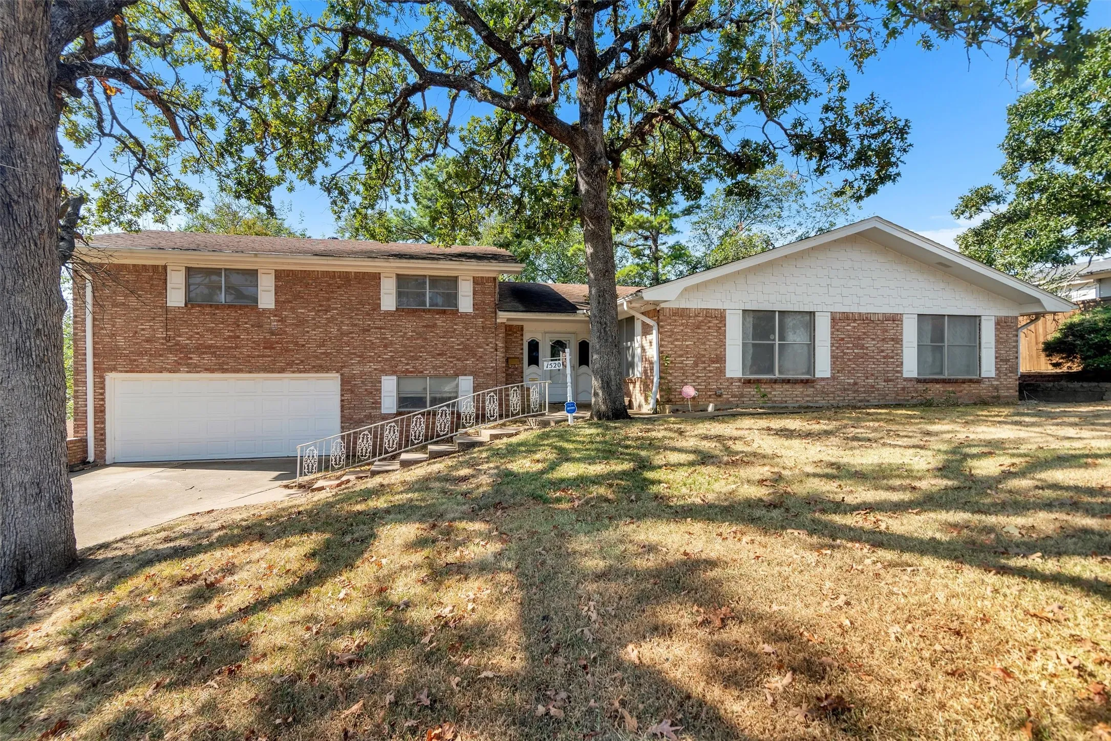 Single Family Residence For Sale in Grayson County , 1520 W Main Street, Denison, Texas 75020, 3 Bedroom, 3 Bathroom, 2 Garage spaces, 2,982 Sqft, built in 1967, mls#21373729, Real Estate Agent in Denison, Homes For Sale in Grayson county, Homes For Sale in Denison, Realtor in Denison Texas, Real Estate Brokerage Independent Realty Texas, Luminita Cordes Realtor