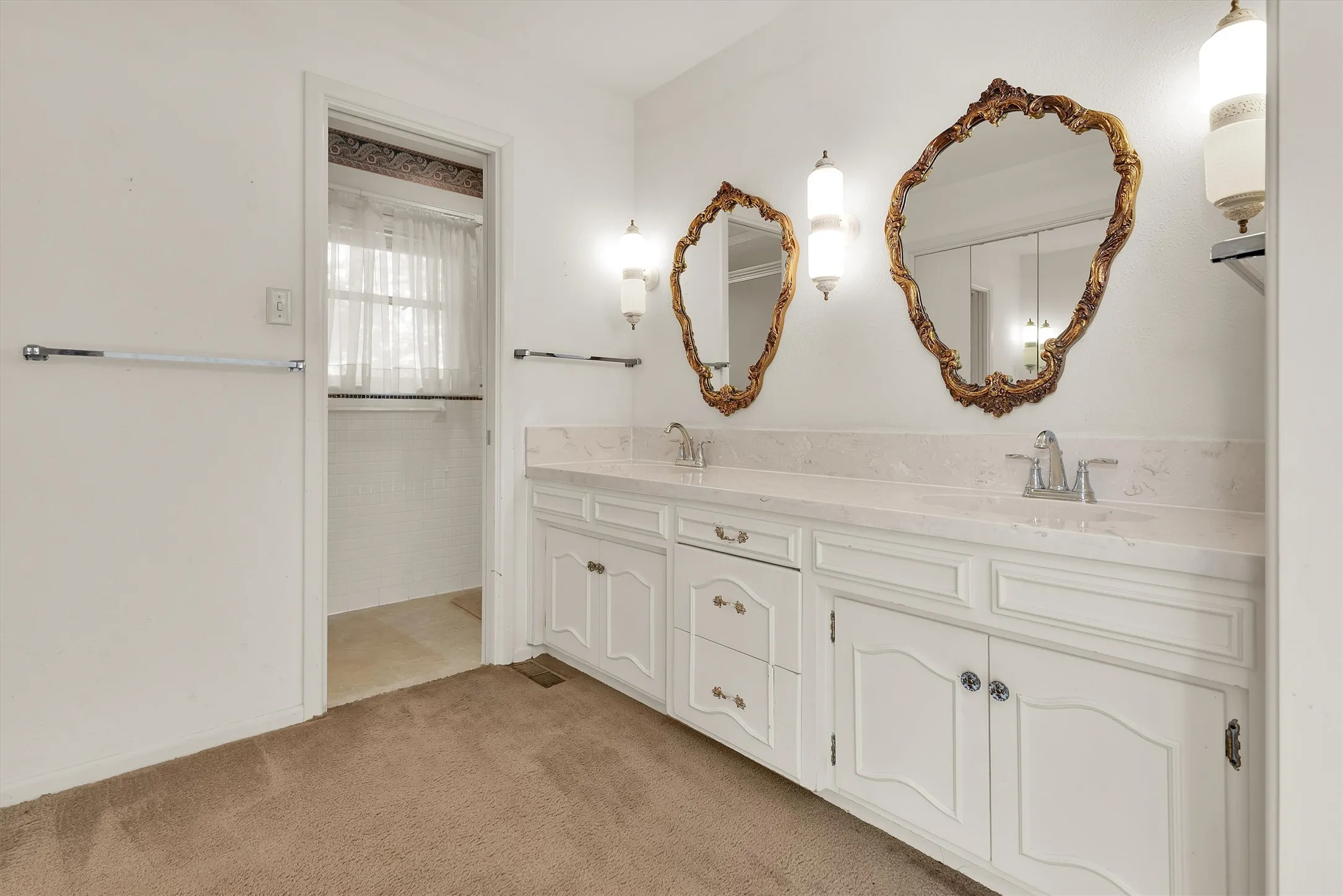 Single Family Residence For Sale in Grayson County , 1520 W Main Street, Denison, Texas 75020, 3 Bedroom, 3 Bathroom, 2 Garage spaces, 2,982 Sqft, built in 1967, mls#21373729, Real Estate Agent in Denison, Homes For Sale in Grayson county, Homes For Sale in Denison, Realtor in Denison Texas, Real Estate Brokerage Independent Realty Texas, Luminita Cordes Realtor