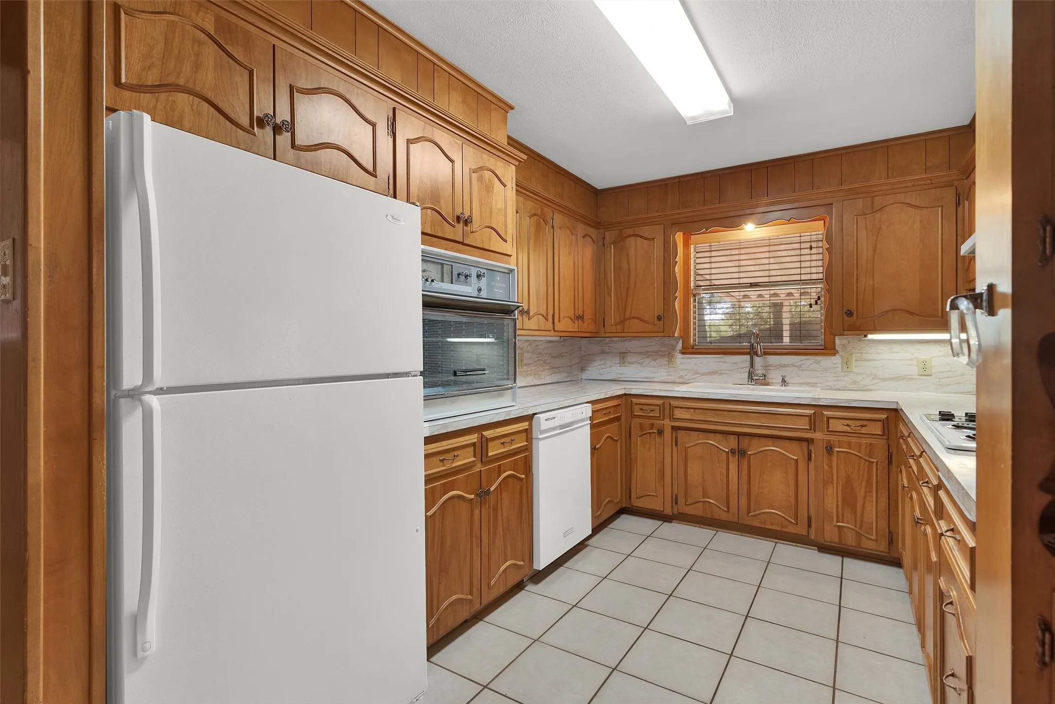 Single Family Residence For Sale in Grayson County , 1520 W Main Street, Denison, Texas 75020, 3 Bedroom, 3 Bathroom, 2 Garage spaces, 2,982 Sqft, built in 1967, mls#21373729, Real Estate Agent in Denison, Homes For Sale in Grayson county, Homes For Sale in Denison, Realtor in Denison Texas, Real Estate Brokerage Independent Realty Texas, Luminita Cordes Realtor