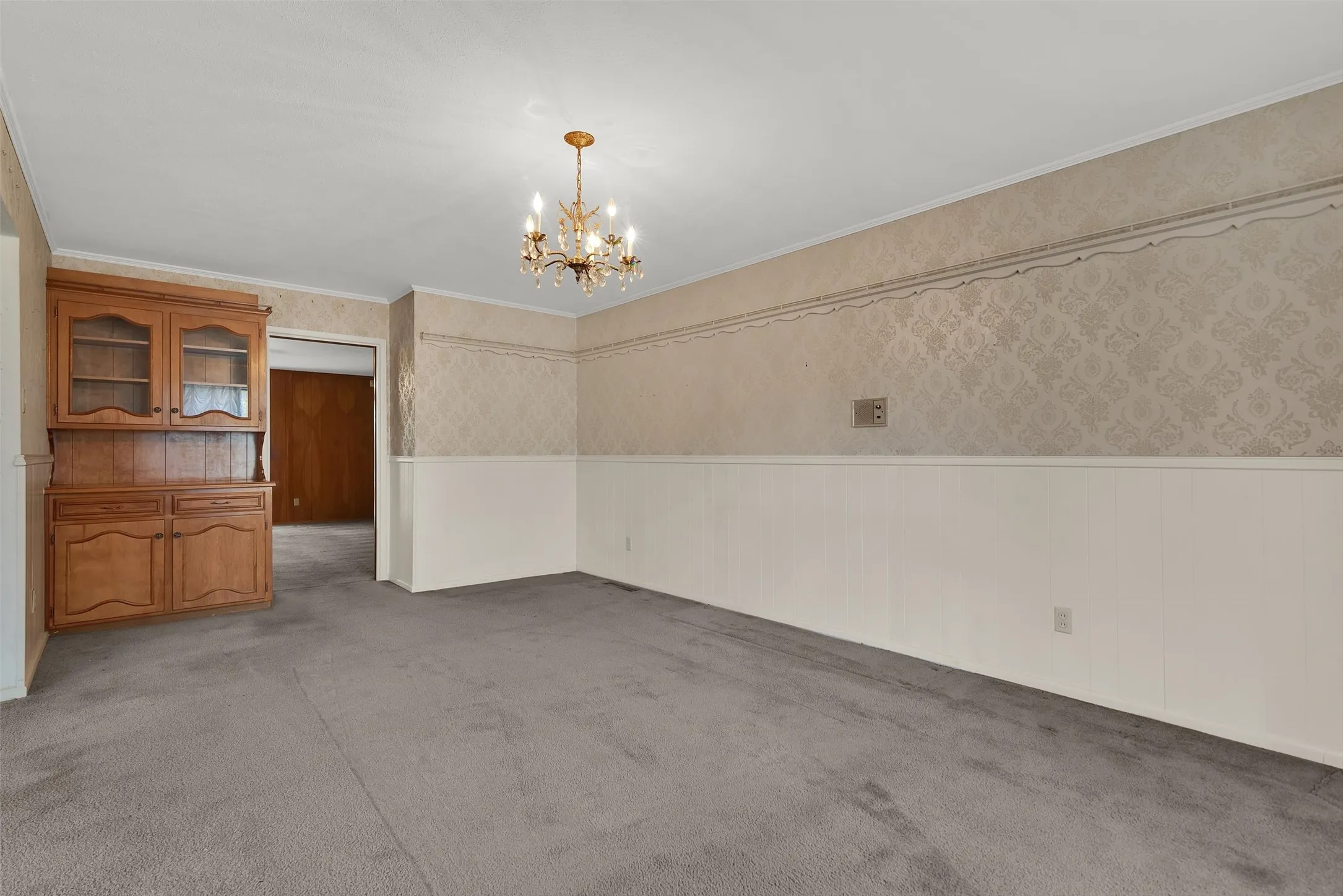 Single Family Residence For Sale in Grayson County , 1520 W Main Street, Denison, Texas 75020, 3 Bedroom, 3 Bathroom, 2 Garage spaces, 2,982 Sqft, built in 1967, mls#21373729, Real Estate Agent in Denison, Homes For Sale in Grayson county, Homes For Sale in Denison, Realtor in Denison Texas, Real Estate Brokerage Independent Realty Texas, Luminita Cordes Realtor