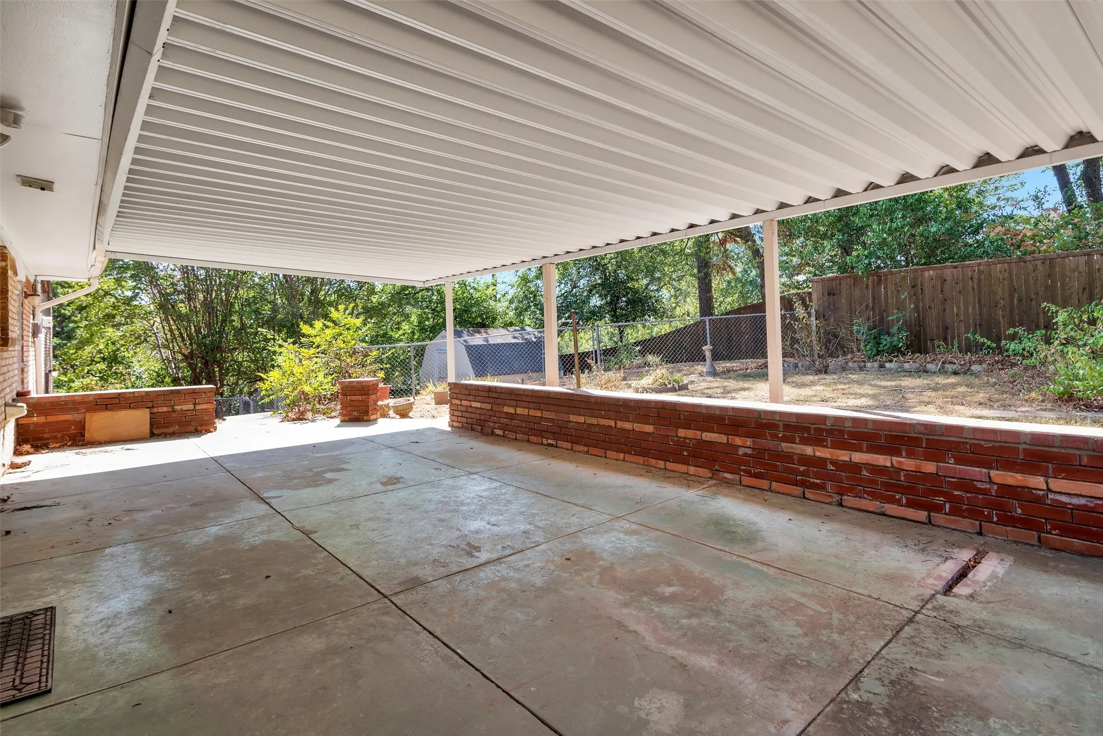 Single Family Residence For Sale in Grayson County , 1520 W Main Street, Denison, Texas 75020, 3 Bedroom, 3 Bathroom, 2 Garage spaces, 2,982 Sqft, built in 1967, mls#21373729, Real Estate Agent in Denison, Homes For Sale in Grayson county, Homes For Sale in Denison, Realtor in Denison Texas, Real Estate Brokerage Independent Realty Texas, Luminita Cordes Realtor