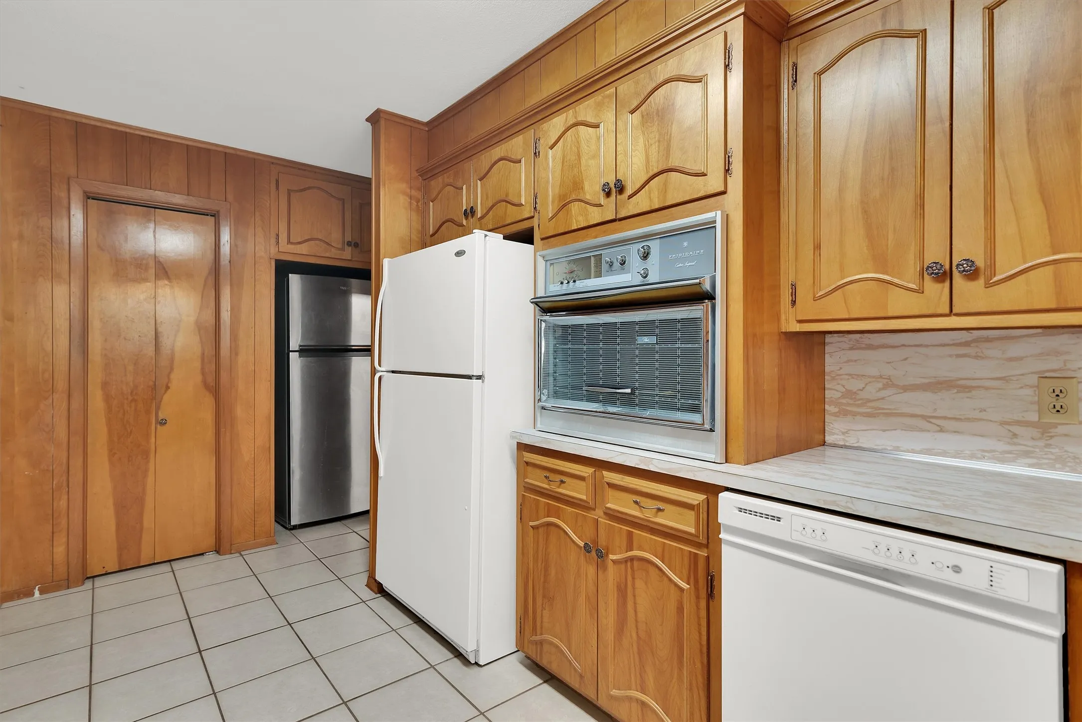 Single Family Residence For Sale in Grayson County , 1520 W Main Street, Denison, Texas 75020, 3 Bedroom, 3 Bathroom, 2 Garage spaces, 2,982 Sqft, built in 1967, mls#21373729, Real Estate Agent in Denison, Homes For Sale in Grayson county, Homes For Sale in Denison, Realtor in Denison Texas, Real Estate Brokerage Independent Realty Texas, Luminita Cordes Realtor