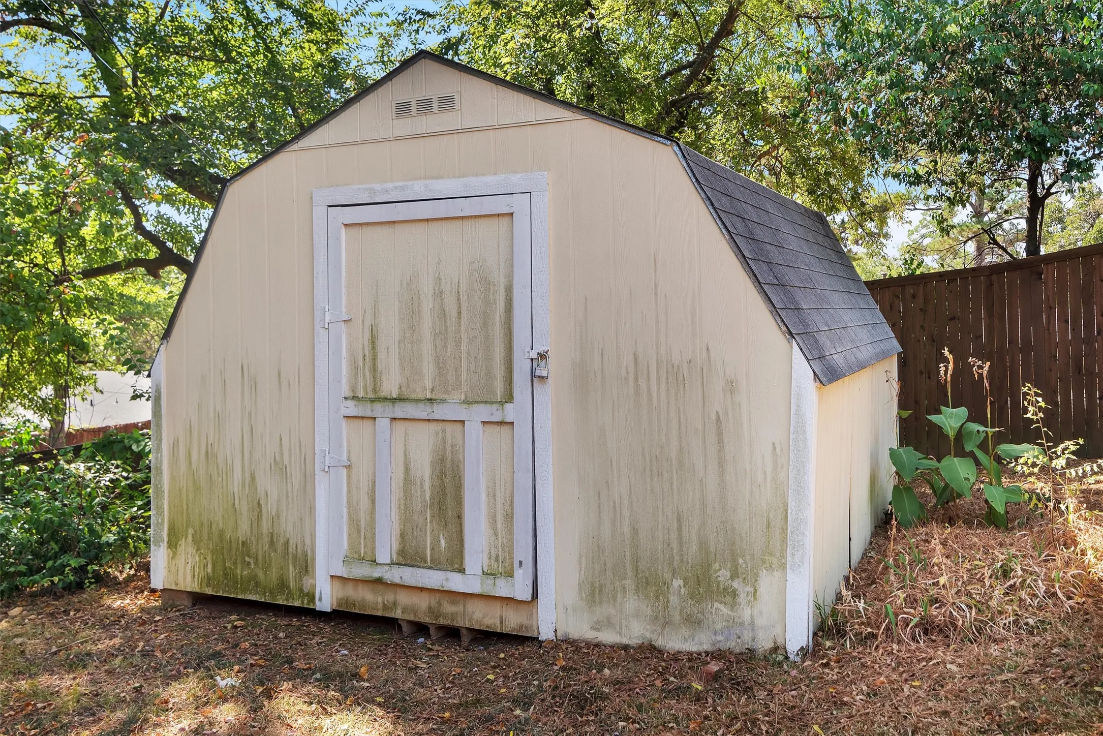 Single Family Residence For Sale in Grayson County , 1520 W Main Street, Denison, Texas 75020, 3 Bedroom, 3 Bathroom, 2 Garage spaces, 2,982 Sqft, built in 1967, mls#21373729, Real Estate Agent in Denison, Homes For Sale in Grayson county, Homes For Sale in Denison, Realtor in Denison Texas, Real Estate Brokerage Independent Realty Texas, Luminita Cordes Realtor