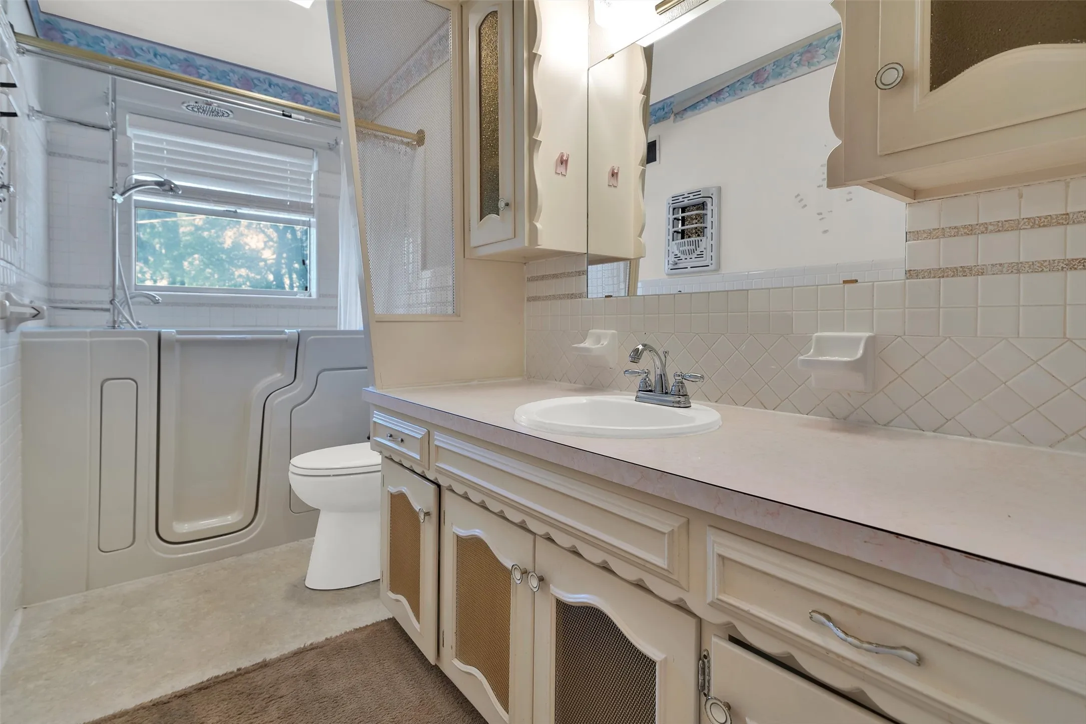 Single Family Residence For Sale in Grayson County , 1520 W Main Street, Denison, Texas 75020, 3 Bedroom, 3 Bathroom, 2 Garage spaces, 2,982 Sqft, built in 1967, mls#21373729, Real Estate Agent in Denison, Homes For Sale in Grayson county, Homes For Sale in Denison, Realtor in Denison Texas, Real Estate Brokerage Independent Realty Texas, Luminita Cordes Realtor