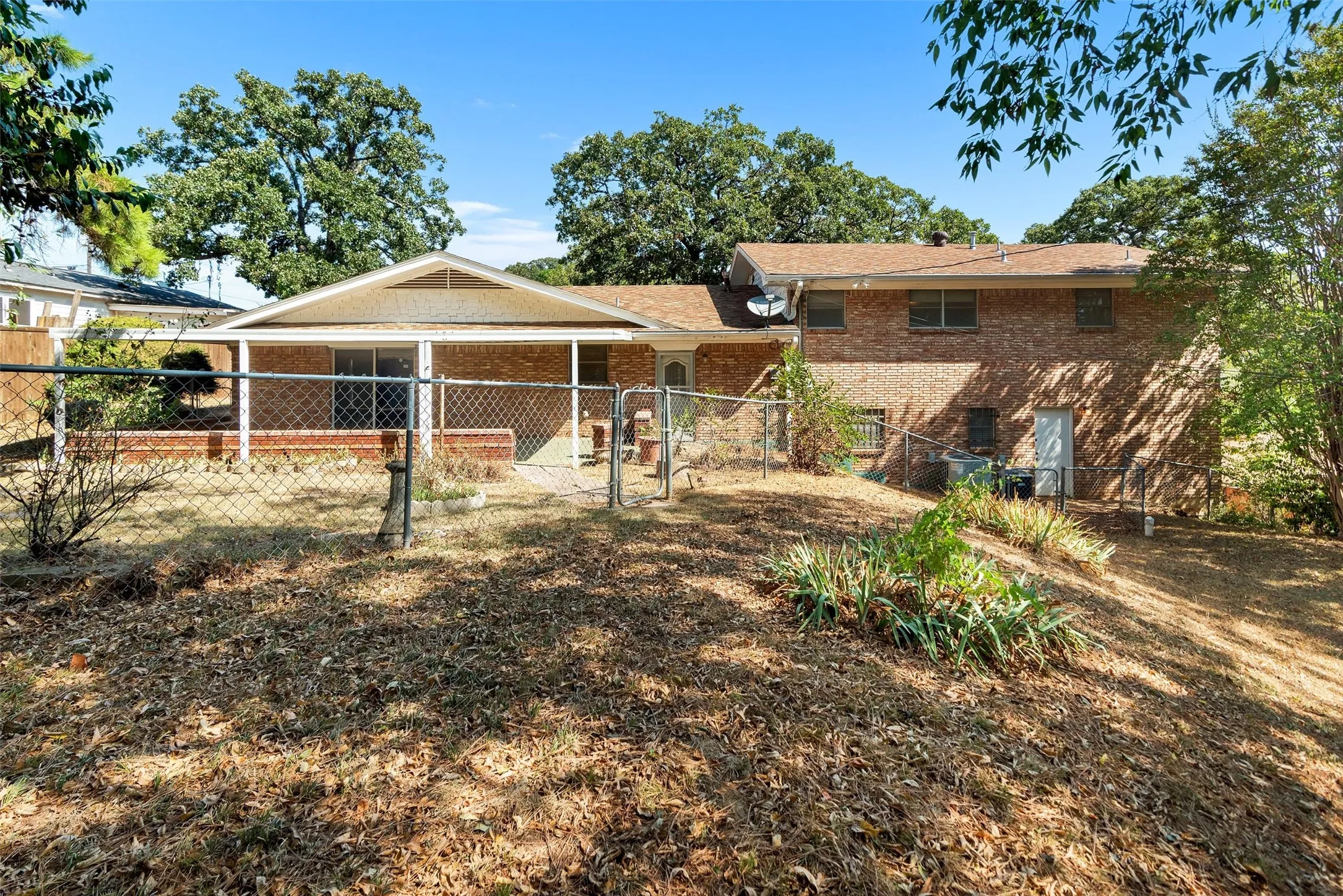 Single Family Residence For Sale in Grayson County , 1520 W Main Street, Denison, Texas 75020, 3 Bedroom, 3 Bathroom, 2 Garage spaces, 2,982 Sqft, built in 1967, mls#21373729, Real Estate Agent in Denison, Homes For Sale in Grayson county, Homes For Sale in Denison, Realtor in Denison Texas, Real Estate Brokerage Independent Realty Texas, Luminita Cordes Realtor
