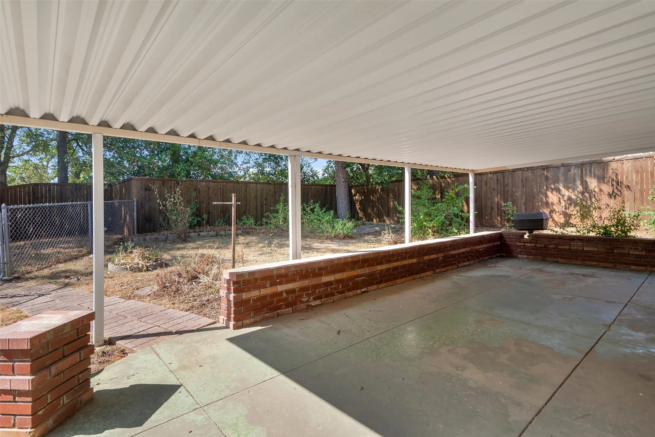 Single Family Residence For Sale in Grayson County , 1520 W Main Street, Denison, Texas 75020, 3 Bedroom, 3 Bathroom, 2 Garage spaces, 2,982 Sqft, built in 1967, mls#21373729, Real Estate Agent in Denison, Homes For Sale in Grayson county, Homes For Sale in Denison, Realtor in Denison Texas, Real Estate Brokerage Independent Realty Texas, Luminita Cordes Realtor