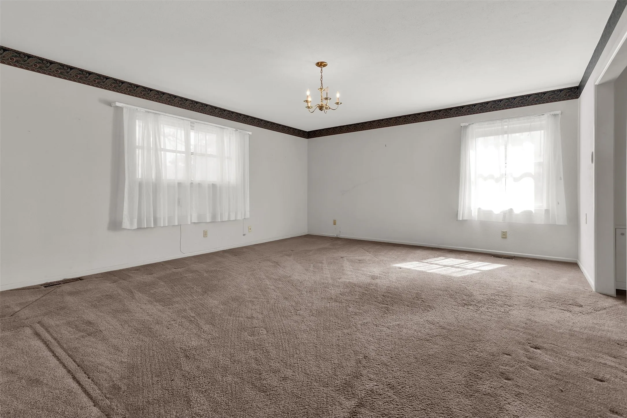 Single Family Residence For Sale in Grayson County , 1520 W Main Street, Denison, Texas 75020, 3 Bedroom, 3 Bathroom, 2 Garage spaces, 2,982 Sqft, built in 1967, mls#21373729, Real Estate Agent in Denison, Homes For Sale in Grayson county, Homes For Sale in Denison, Realtor in Denison Texas, Real Estate Brokerage Independent Realty Texas, Luminita Cordes Realtor