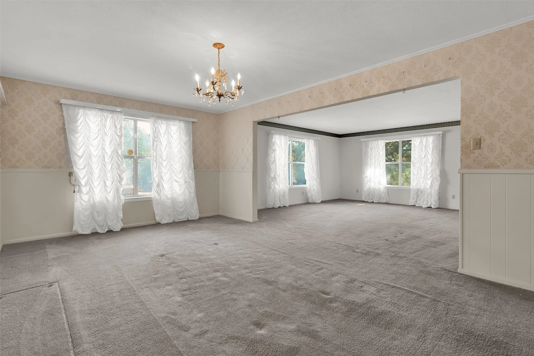 Single Family Residence For Sale in Grayson County , 1520 W Main Street, Denison, Texas 75020, 3 Bedroom, 3 Bathroom, 2 Garage spaces, 2,982 Sqft, built in 1967, mls#21373729, Real Estate Agent in Denison, Homes For Sale in Grayson county, Homes For Sale in Denison, Realtor in Denison Texas, Real Estate Brokerage Independent Realty Texas, Luminita Cordes Realtor