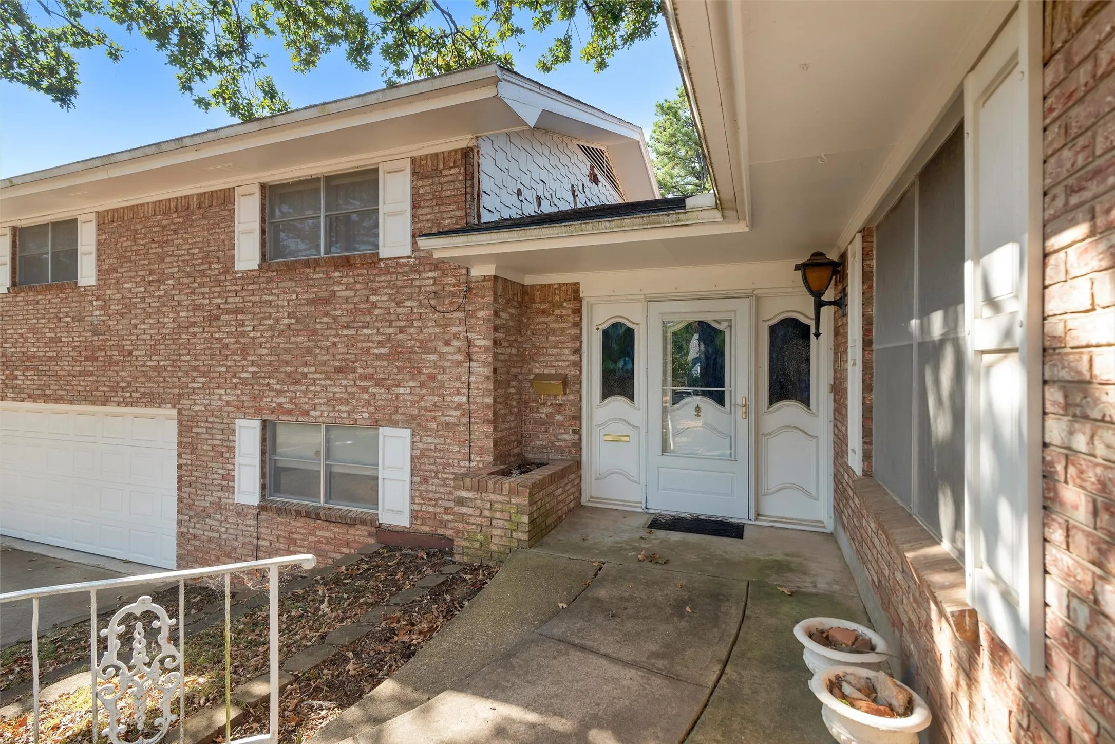 Single Family Residence For Sale in Grayson County , 1520 W Main Street, Denison, Texas 75020, 3 Bedroom, 3 Bathroom, 2 Garage spaces, 2,982 Sqft, built in 1967, mls#21373729, Real Estate Agent in Denison, Homes For Sale in Grayson county, Homes For Sale in Denison, Realtor in Denison Texas, Real Estate Brokerage Independent Realty Texas, Luminita Cordes Realtor