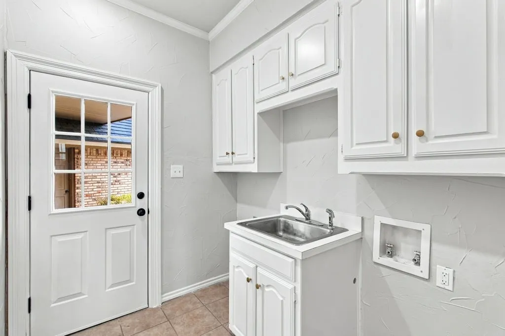 Single Family Residence For Sale in Tarrant County , 4705 Villa Vera Drive, Arlington, Texas 76017, 4 Bedroom, 3 Bathroom, 3 Garage spaces, 2,785 Sqft, built in 1982, mls#21379201, Real Estate Agent in Arlington, Homes For Sale in Tarrant county, Homes For Sale in Arlington, Realtor in Arlington Texas, Real Estate Brokerage Independent Realty Texas, Luminita Cordes Realtor