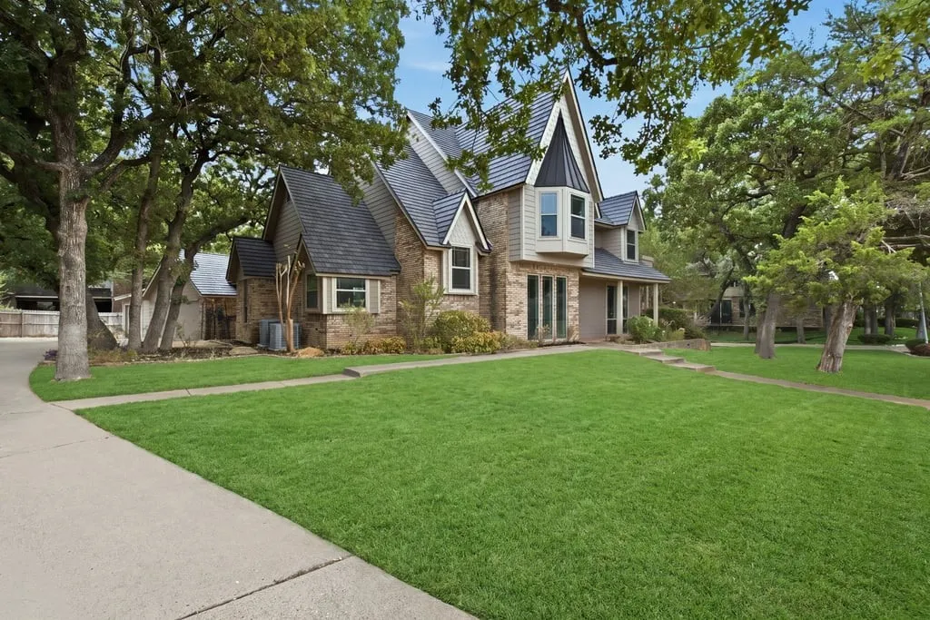 Single Family Residence For Sale in Tarrant County , 4705 Villa Vera Drive, Arlington, Texas 76017, 4 Bedroom, 3 Bathroom, 3 Garage spaces, 2,785 Sqft, built in 1982, mls#21379201, Real Estate Agent in Arlington, Homes For Sale in Tarrant county, Homes For Sale in Arlington, Realtor in Arlington Texas, Real Estate Brokerage Independent Realty Texas, Luminita Cordes Realtor