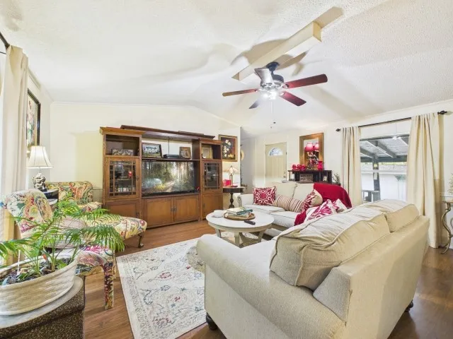 Mobile Home For Sale in Henderson County , 119 Blackfoot Drive, Mabank, Texas 75156, 3 Bedroom, 2 Bathroom, Garage spaces, 1,368 Sqft, built in 1995, mls#21377235, Real Estate Agent in Mabank, Homes For Sale in Henderson county, Homes For Sale in Mabank, Realtor in Mabank Texas, Real Estate Brokerage Independent Realty Texas, Luminita Cordes Realtor