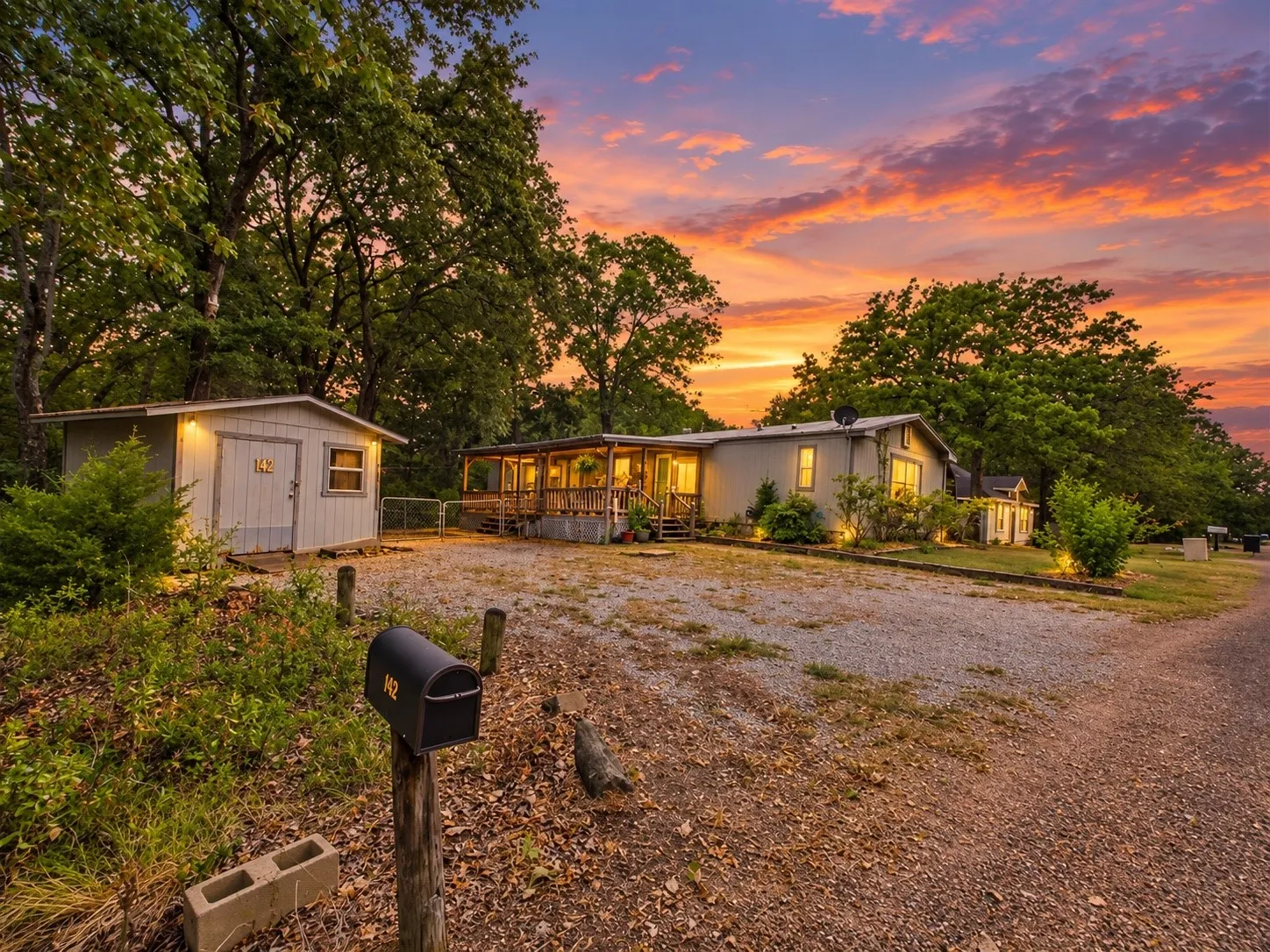 Mobile Home For Sale in Henderson County , 119 Blackfoot Drive, Mabank, Texas 75156, 3 Bedroom, 2 Bathroom, Garage spaces, 1,368 Sqft, built in 1995, mls#21377235, Real Estate Agent in Mabank, Homes For Sale in Henderson county, Homes For Sale in Mabank, Realtor in Mabank Texas, Real Estate Brokerage Independent Realty Texas, Luminita Cordes Realtor