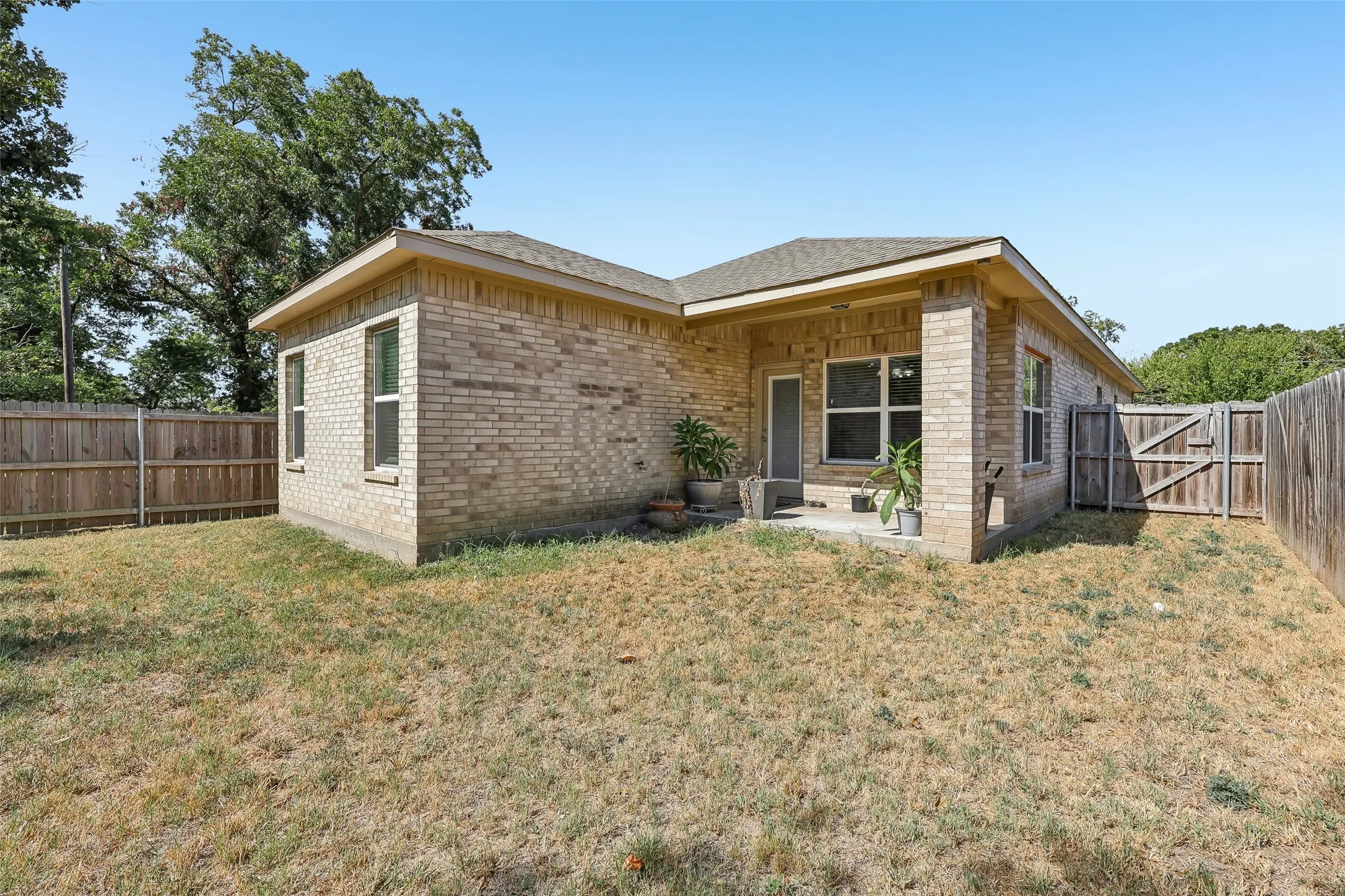Single Family Residence For Sale in Kaufman County , 909 S Frances Street A, Terrell, Texas 75160, 3 Bedroom, 2 Bathroom, 1 Garage spaces, 1,542 Sqft, built in 2020, mls#21371762, Real Estate Agent in Terrell, Homes For Sale in Kaufman county, Homes For Sale in Terrell, Realtor in Terrell Texas, Real Estate Brokerage Independent Realty Texas, Luminita Cordes Realtor