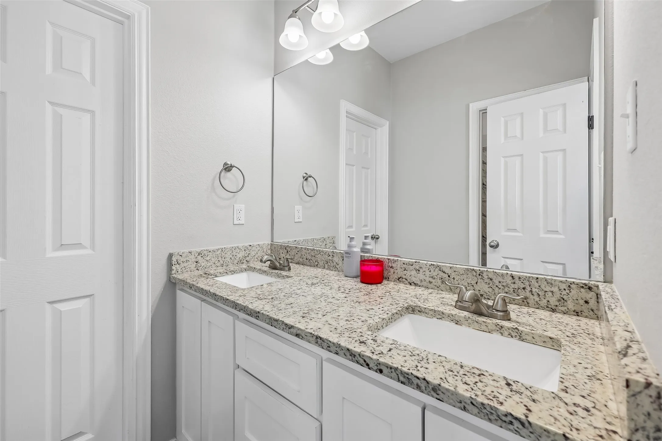 Single Family Residence For Sale in Kaufman County , 909 S Frances Street A, Terrell, Texas 75160, 3 Bedroom, 2 Bathroom, 1 Garage spaces, 1,542 Sqft, built in 2020, mls#21371762, Real Estate Agent in Terrell, Homes For Sale in Kaufman county, Homes For Sale in Terrell, Realtor in Terrell Texas, Real Estate Brokerage Independent Realty Texas, Luminita Cordes Realtor