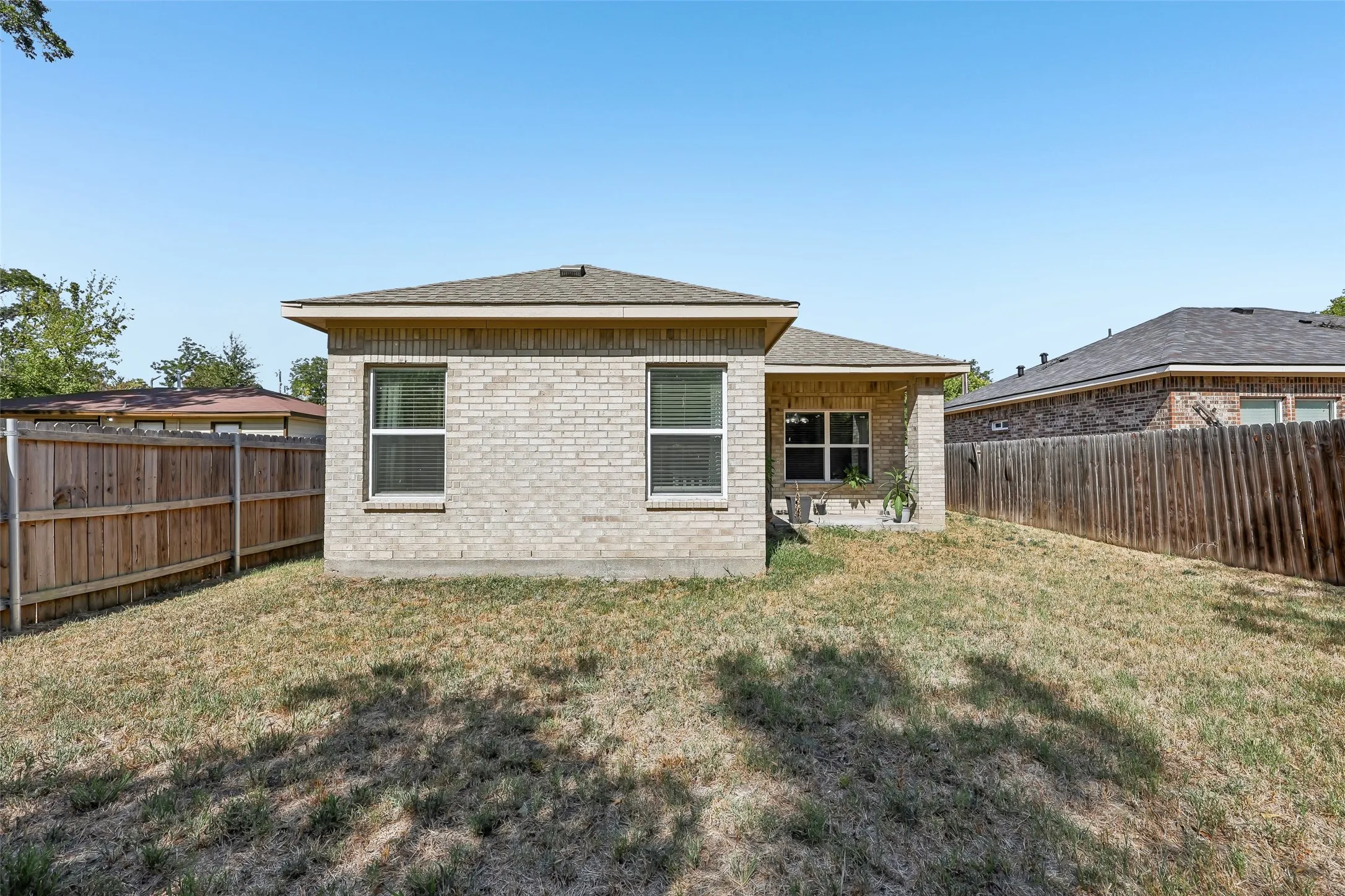 Single Family Residence For Sale in Kaufman County , 909 S Frances Street A, Terrell, Texas 75160, 3 Bedroom, 2 Bathroom, 1 Garage spaces, 1,542 Sqft, built in 2020, mls#21371762, Real Estate Agent in Terrell, Homes For Sale in Kaufman county, Homes For Sale in Terrell, Realtor in Terrell Texas, Real Estate Brokerage Independent Realty Texas, Luminita Cordes Realtor