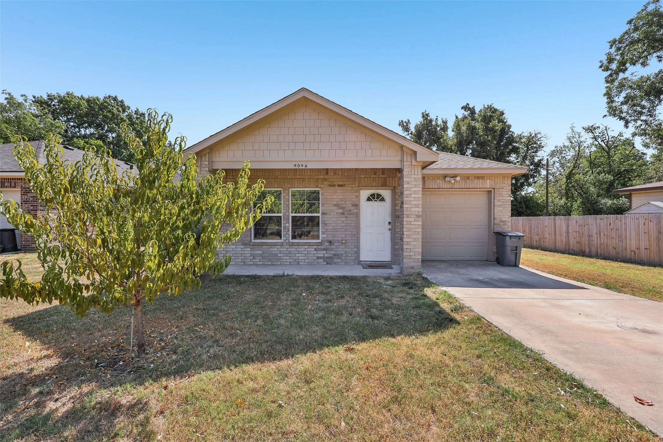 Single Family Residence For Sale in Kaufman County , 909 S Frances Street A, Terrell, Texas 75160, 3 Bedroom, 2 Bathroom, 1 Garage spaces, 1,542 Sqft, built in 2020, mls#21371762, Real Estate Agent in Terrell, Homes For Sale in Kaufman county, Homes For Sale in Terrell, Realtor in Terrell Texas, Real Estate Brokerage Independent Realty Texas, Luminita Cordes Realtor